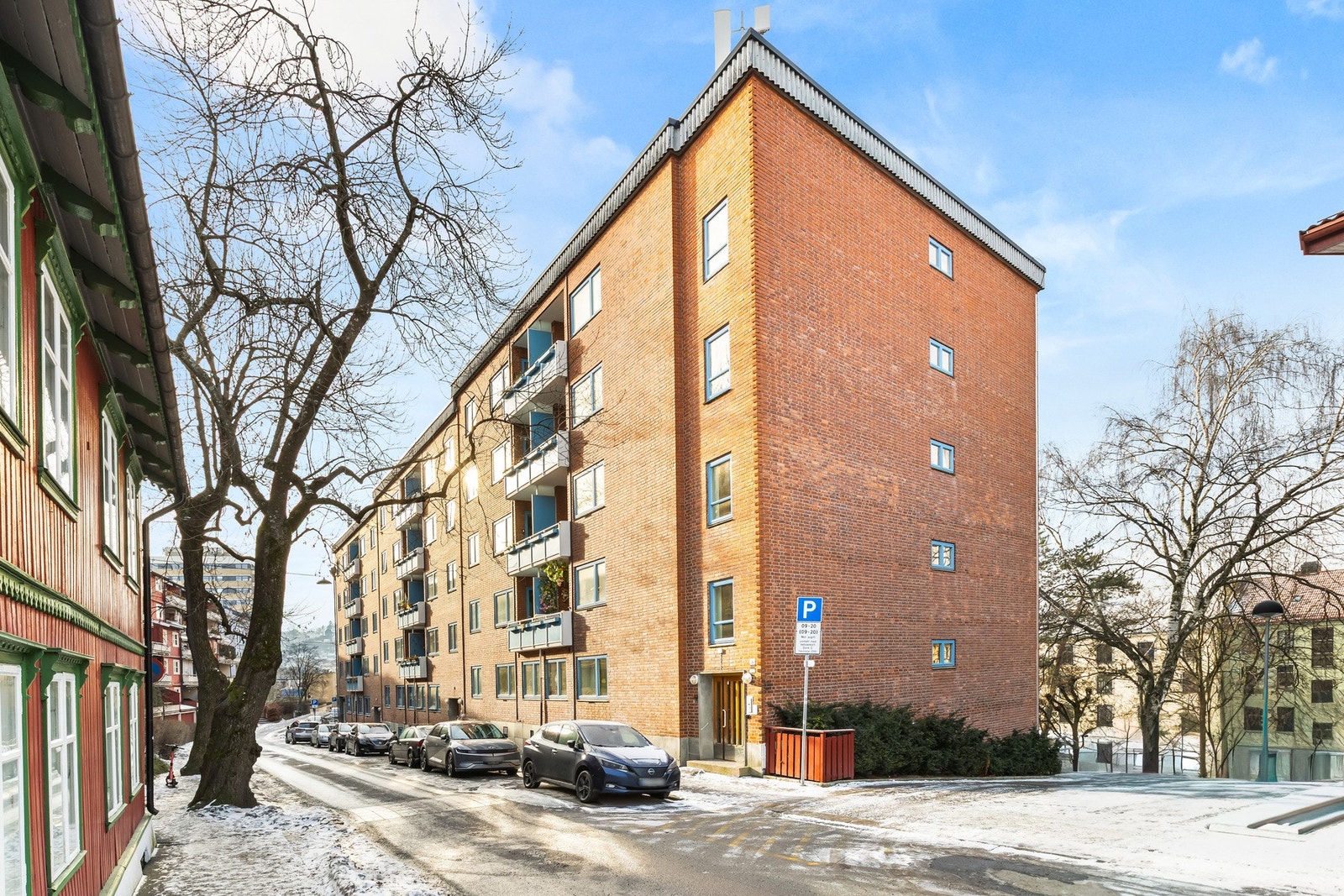 Gateparkering etter gjeldende bestemmelser. Det er 10 kommunale ladeplasser for elbil rett utenfor porten, samt 2 stk Hyre-biler i enden av gaten. Galleribilde