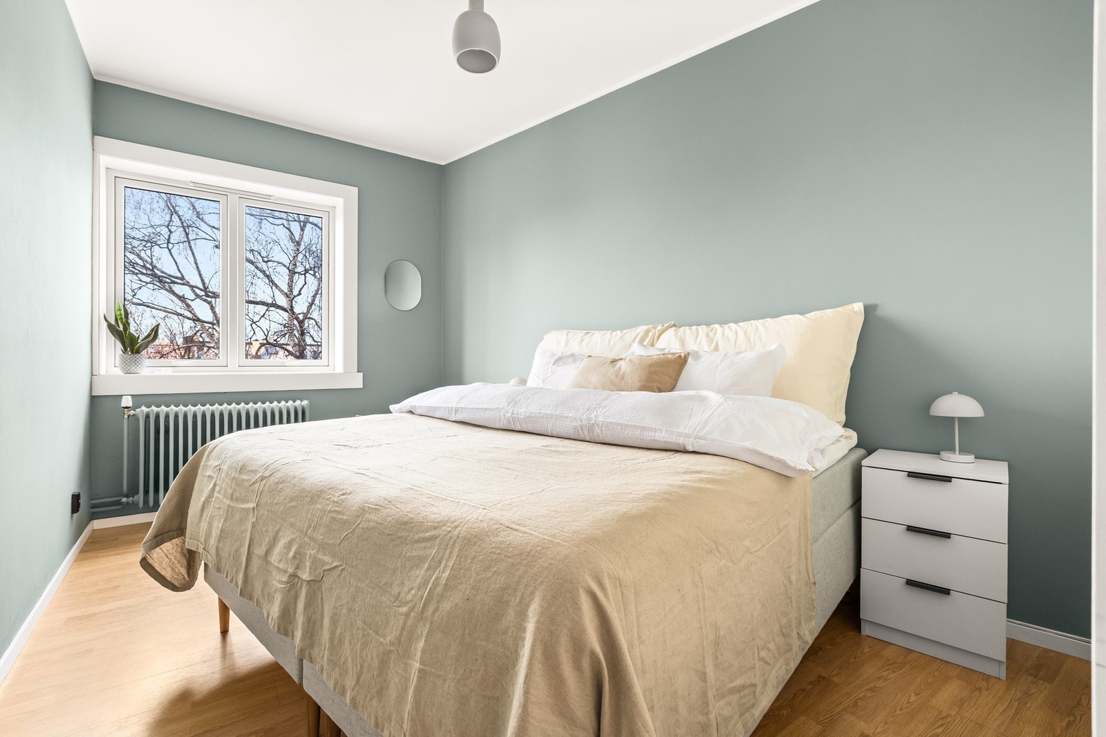 Soverom av god størrelse med plass til stor dobbeltseng og nattbord. Galleribilde