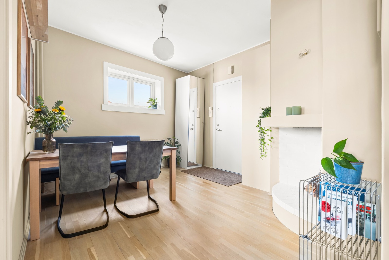 Romslig og innbydende entré. Arealet er stort, og nåværende eier har innredet dette som en spisestue. Galleribilde