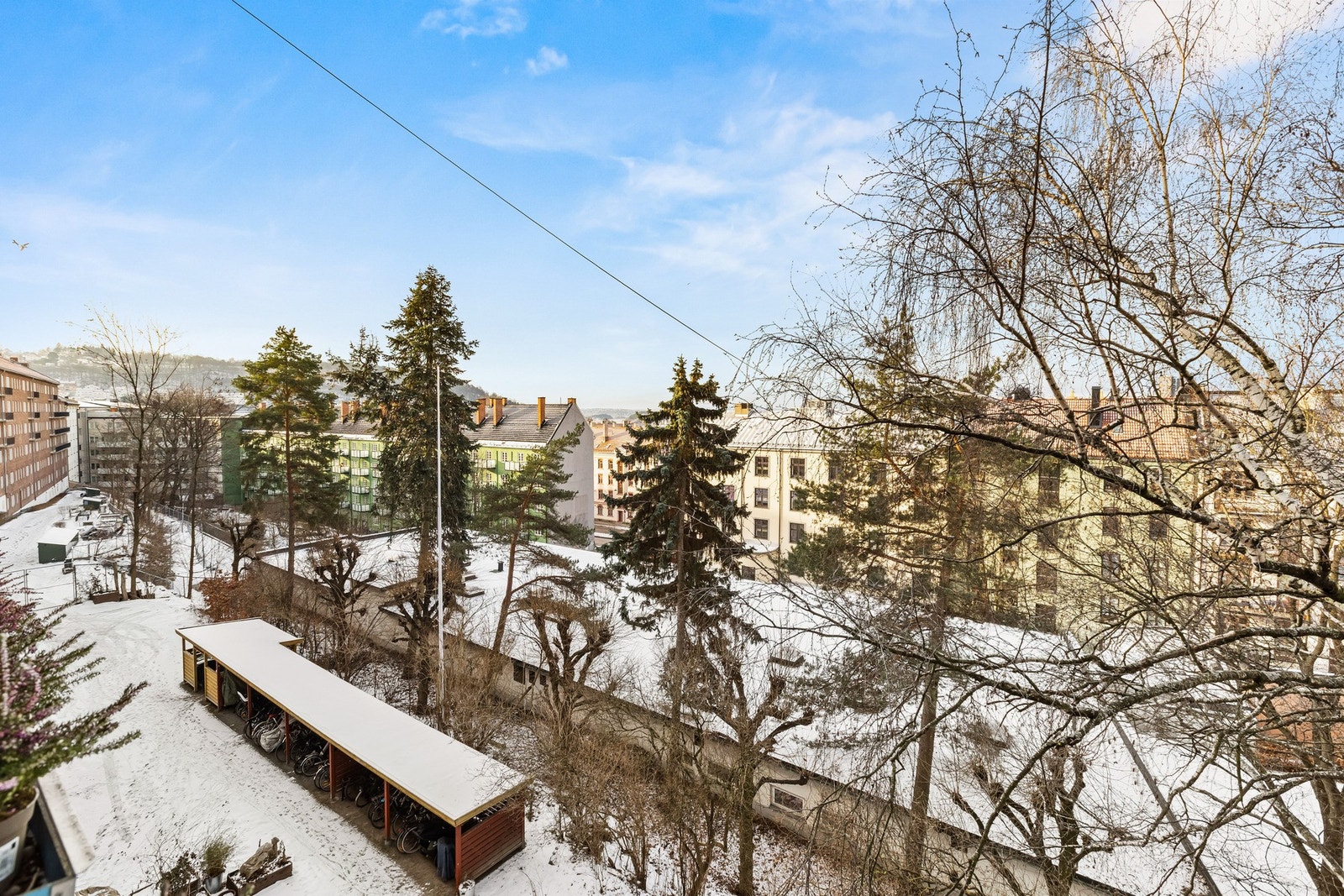 Balkongen vender i sin helhet mot indre gårdsrom. Galleribilde