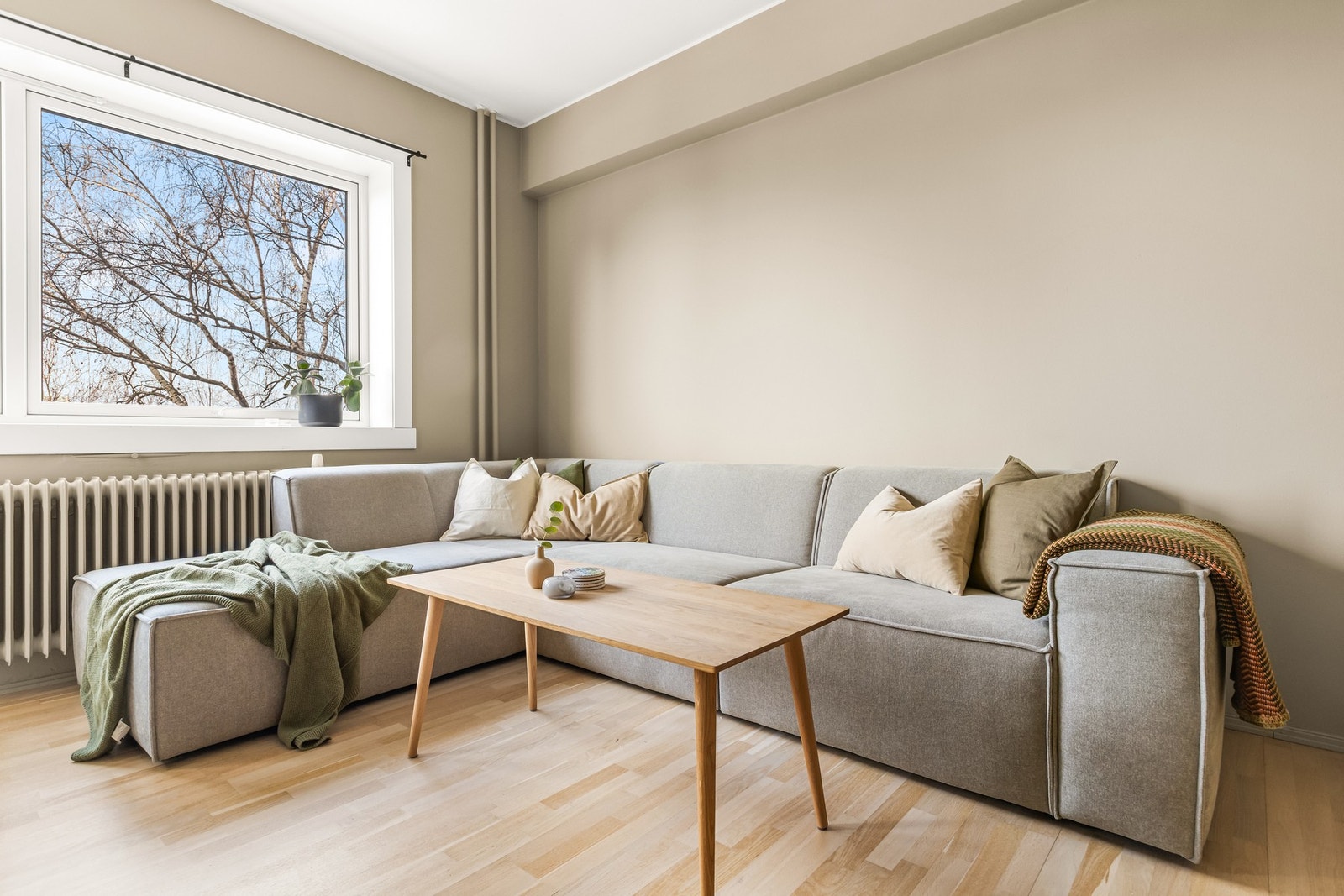 Radiatorer under vinduene sørger for jevn oppvarming. Oppvarming er inkludert i felleskostnadene. Galleribilde