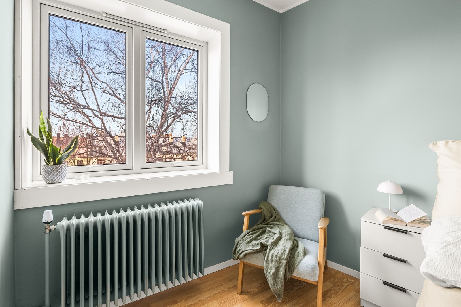 Oppvarming med radiatorer fra fjernvarmeanlegg i entrè, stue, kjøkken og soverom. Galleribilde