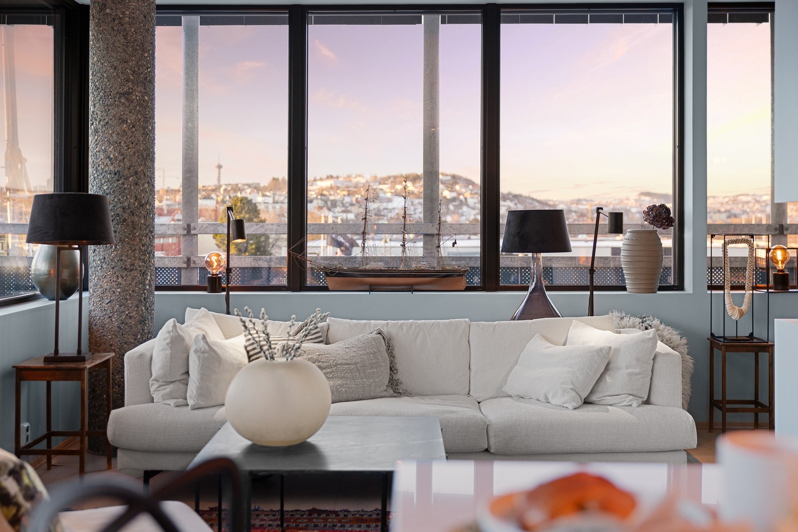 Detaljbilde. Store vindusflater bidrar til rikelig med naturlig lysinnslipp, og gjør dette til et luftig og romslig oppholdsareal. Utvendig er det elektrisk styrte screens på alle vinduer. Galleribilde