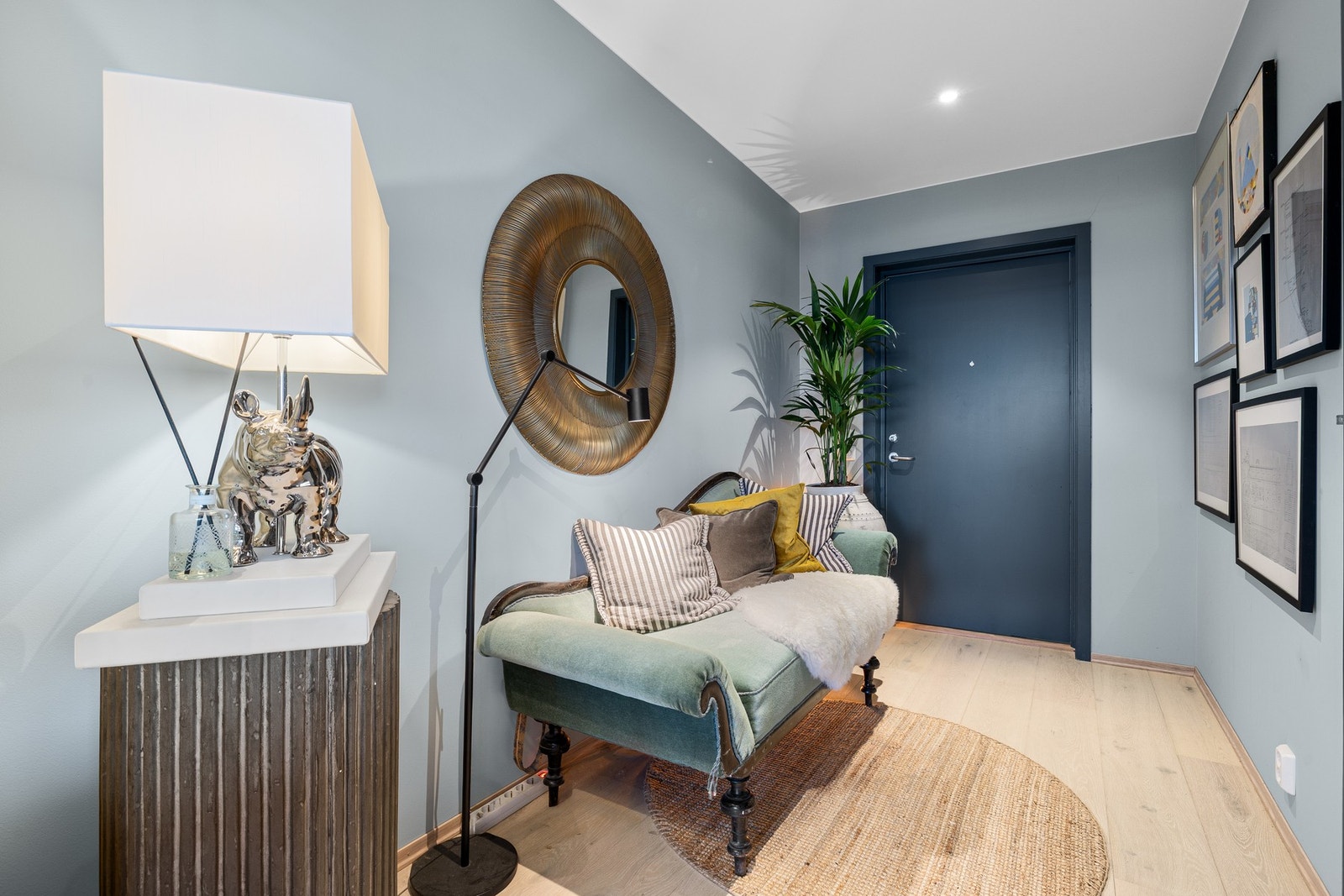 Velkommen inn! Den store og romslige entréen har god plass til oppheng av yttertøy og oppbevaring av sko. Også her er det oppgradert med spotter i himling. Galleribilde