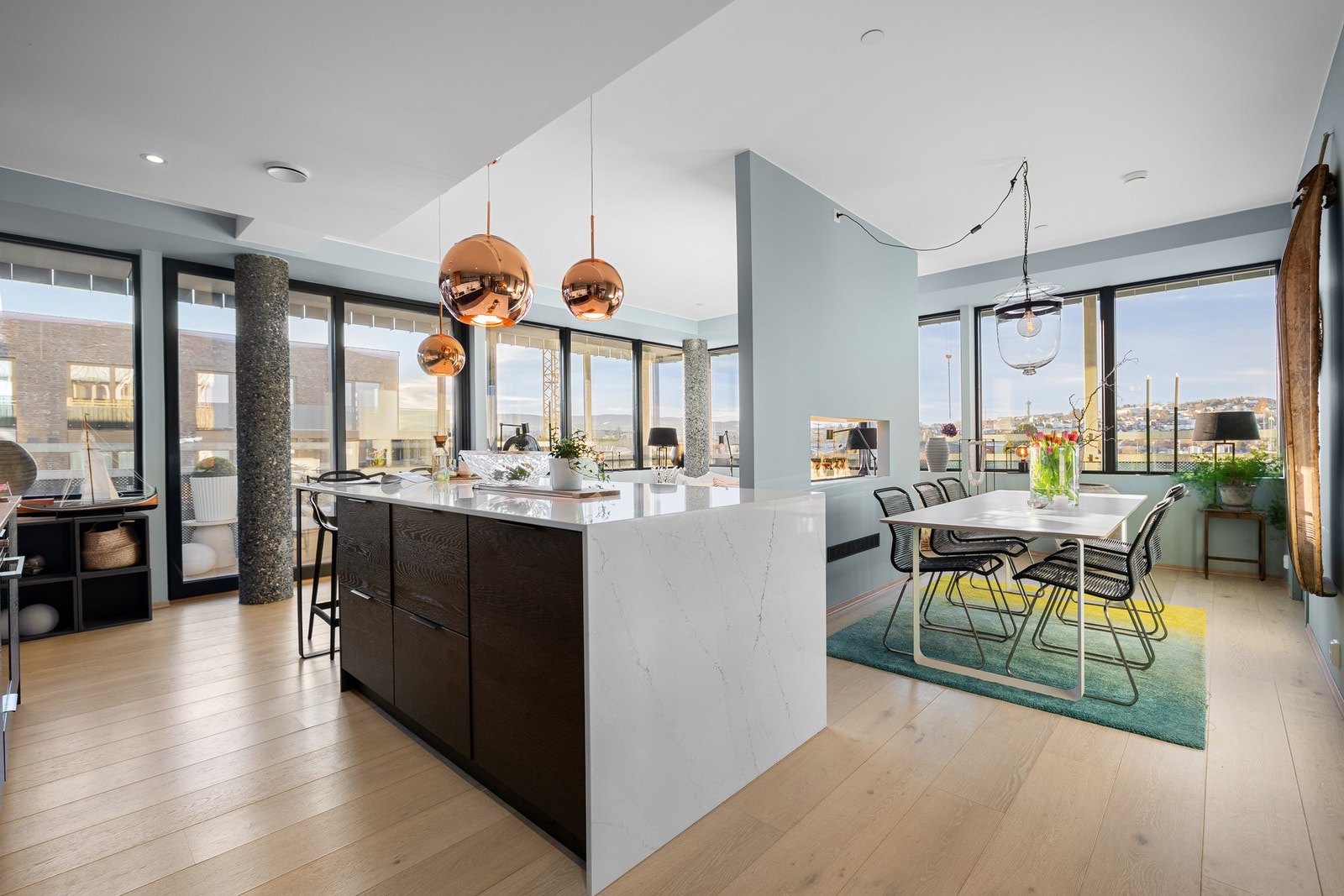 Av andre ting verdt å nevne dekker felleskostnadene "alt". Fjernvarme (stipulert forbruk), pluss-konseptet, bygningsforsikring, TV/Internett, generelle driftskostnader for sameiet, 2 p-plasser mm. er alt inkludert i de månedlige felleskostnadene. Galleribilde