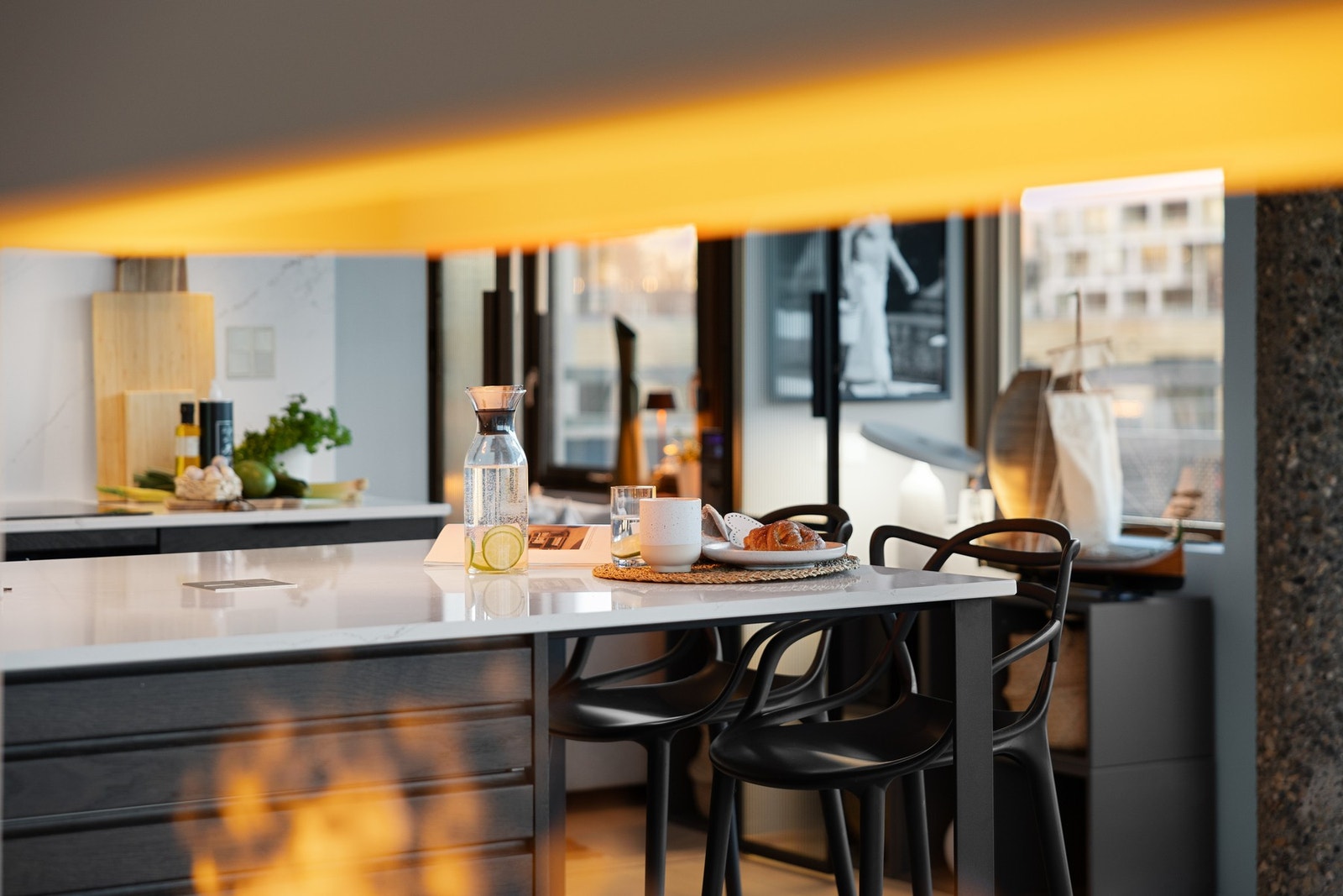 Detaljbilde. Også på kjøkkenøya er det nedfelte stikkontakter som enkelt dekkes til ved bruk av det skyvbare lokket. Galleribilde