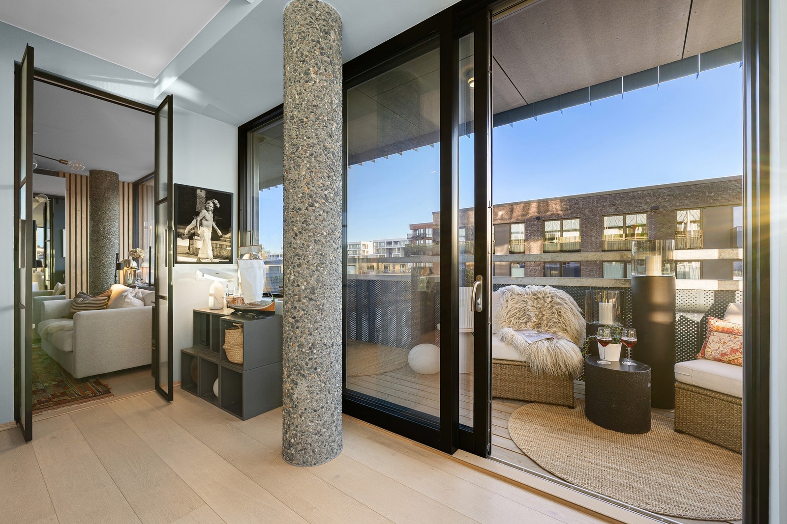 I forlengelse av stue/kjøkken-arealet kommer du ut til en romslig hjørnebalkong på hele 27,1 kvm. Galleribilde