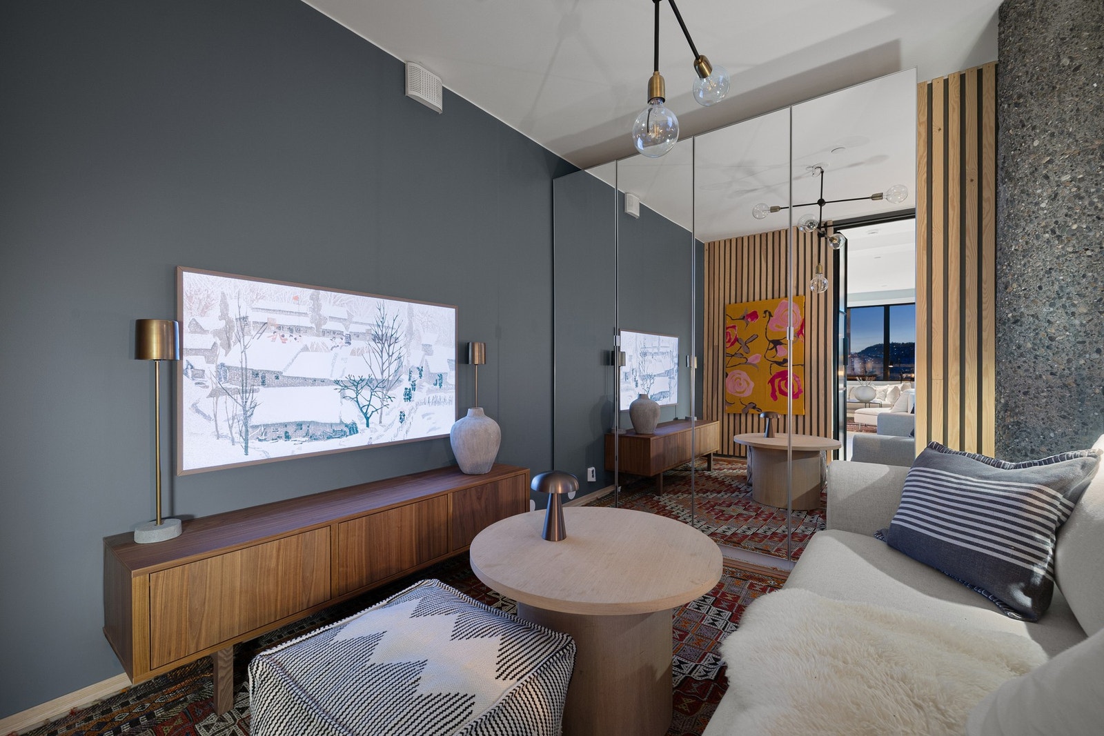 Soverom 2 på 9,8 kvm har god plass til dobbeltseng. I tillegg er det muligheter for nattbord og annet soveromsmøblemet etter eget ønske. Garderobeinnredningen på bildet vil medfølge i handelen. Galleribilde