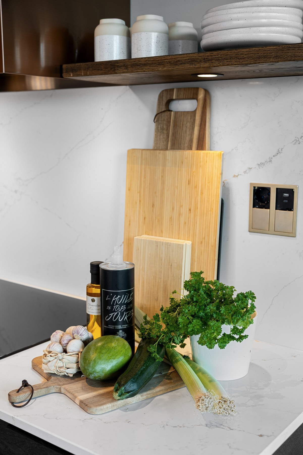 Detaljbilde. Legg merke til de innfelte kontaktene. Vanlig stikkontakt og tilkobling for USB og USB-C port. Galleribilde