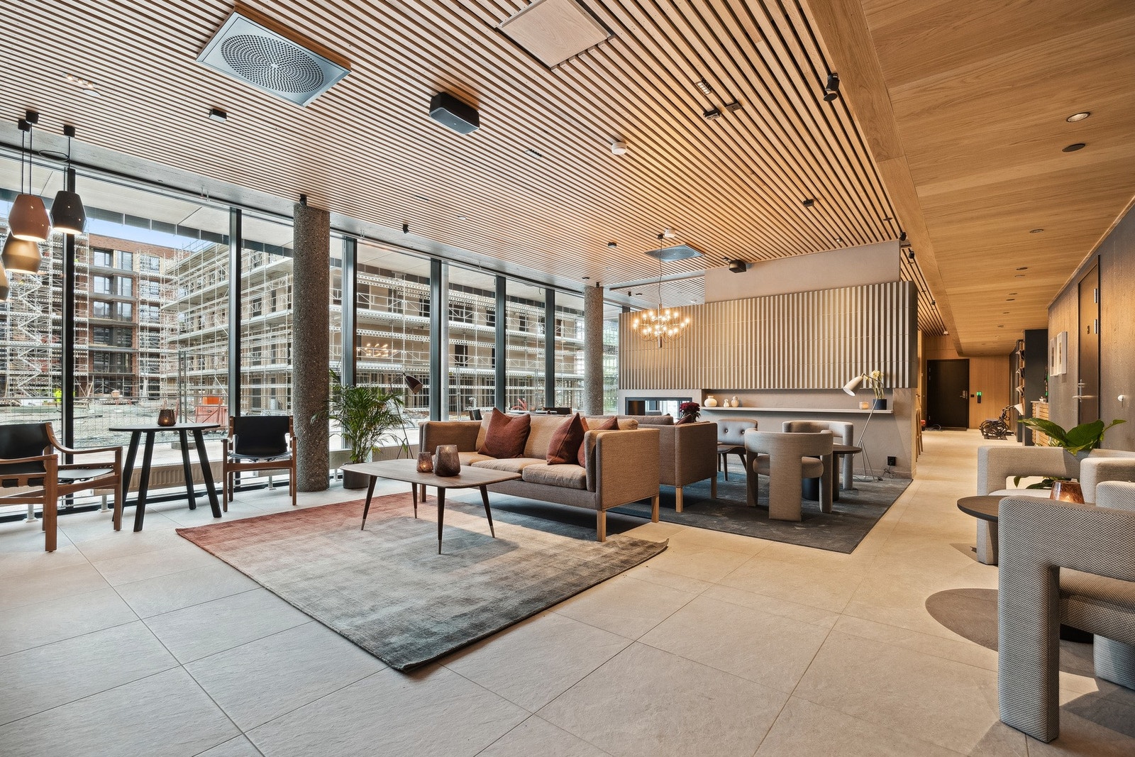 Fine sittegrupper i lounge-området. Ringve Pluss beskrives som et fremoverlent miljø med hyggelige naboer. Galleribilde