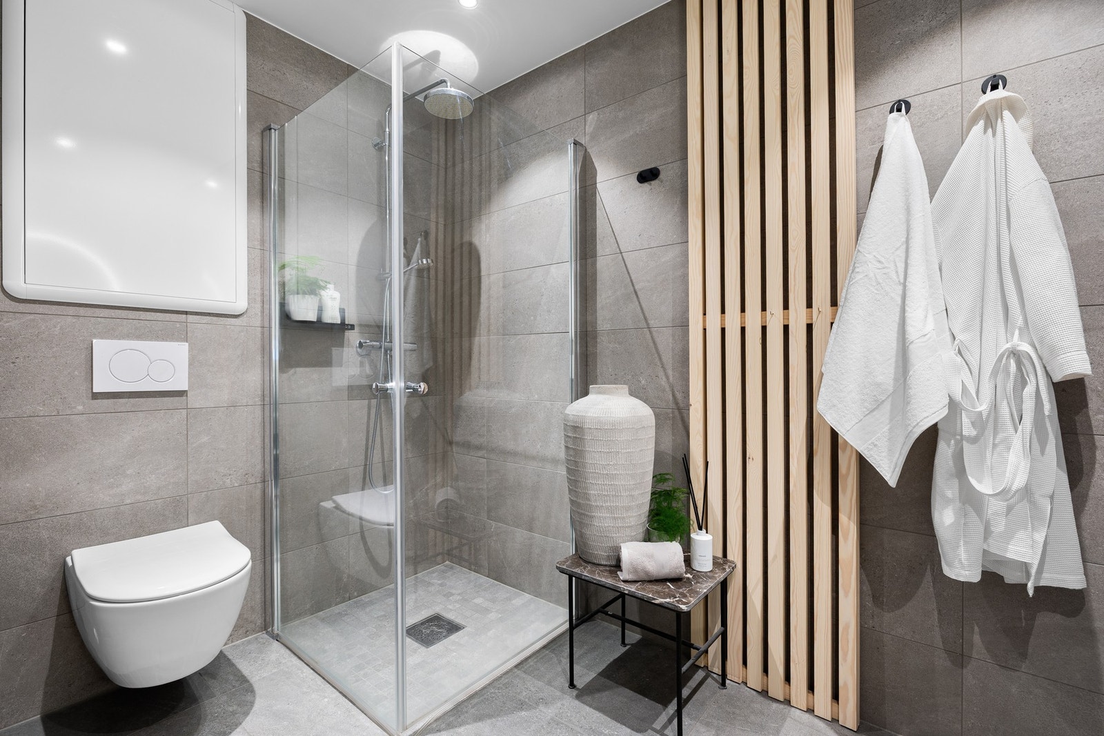 Leilighetens bad har fliser på både gulv og vegger. Slik som resten av leiligheten, holder badet også en meget god standard. TG 0 er også her vurderingen til takstmann. Galleribilde