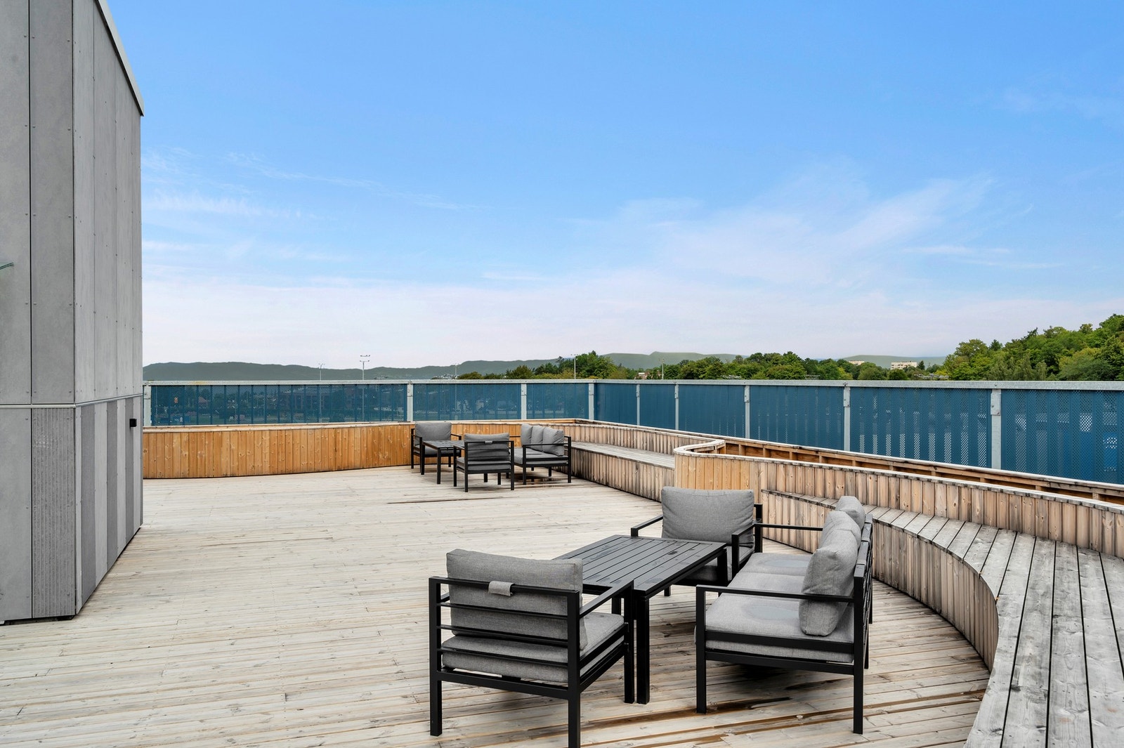 Fra takterrassen kan du nyte gode solforhold hele dagen og utsikt utover Lade og Østbyen. Galleribilde