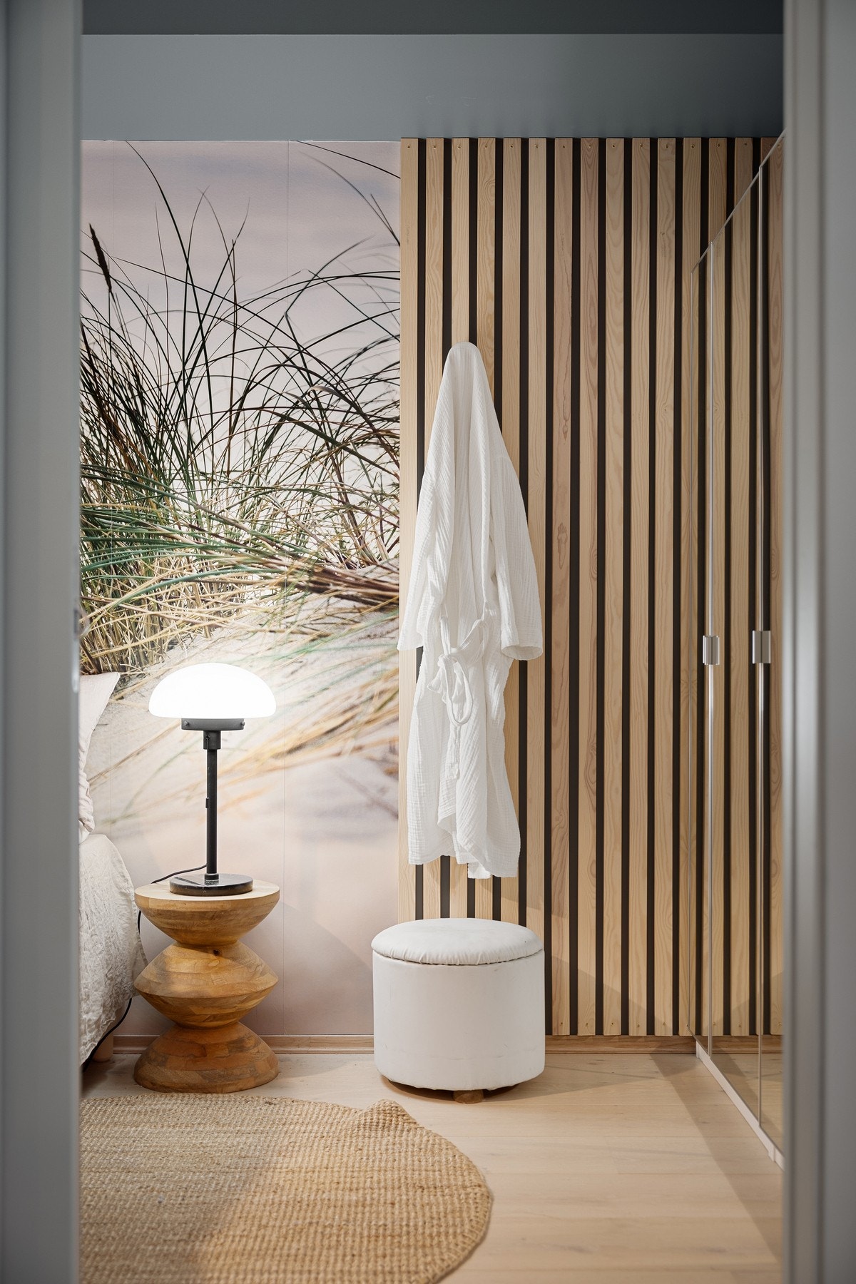 Detaljbilde. Garderobeskapet med speil vil medfølge i handelen. Galleribilde