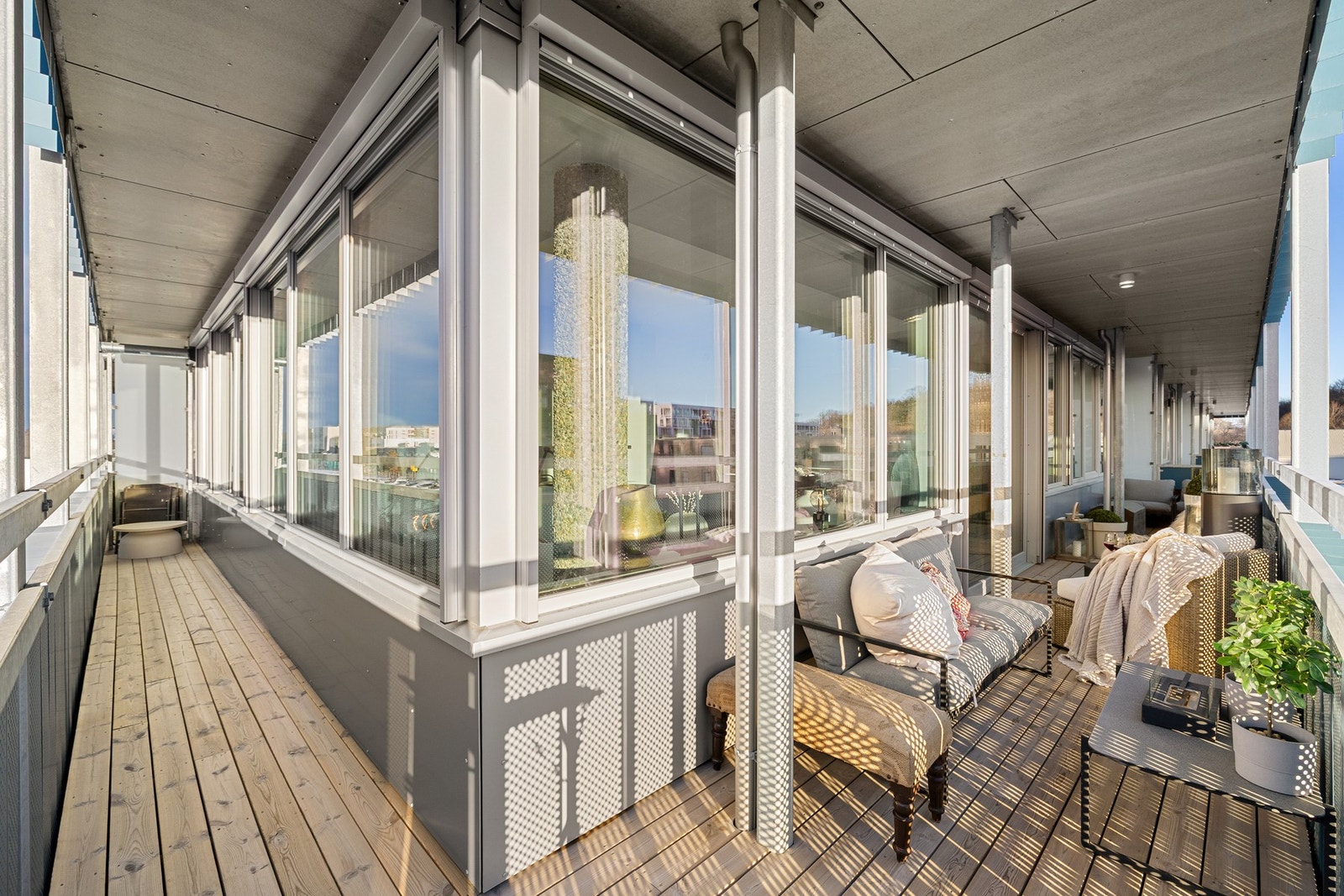 Hjørnebalkongen vender både mot sør og mot øst, og gir med det gode sol- og utsiktsforhold. I kombinasjon med etasjebeliggenheten har du god oversikt over nærområdet. Galleribilde