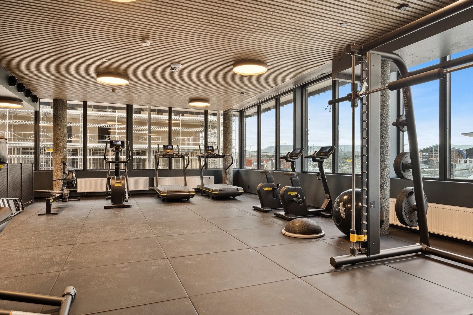 Flott og velutstyrt treningsrom over to etasjer (1. etasje og kjeller), en del av konseptet. Utstyrt med Technogym maskiner. Galleribilde