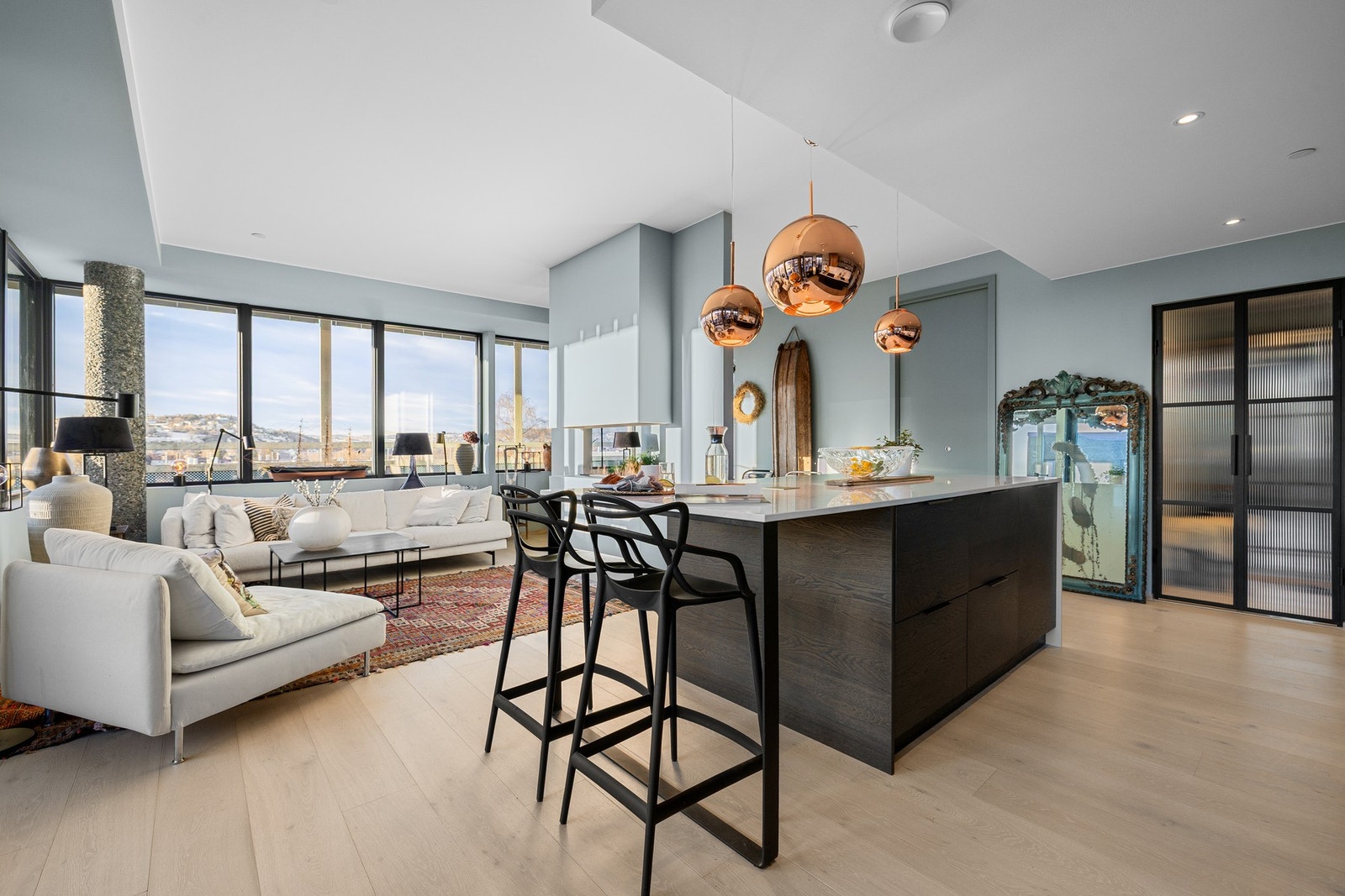 Kjøkkenøya er et herlig og naturlig supplement til det stilrene kvik kjøkkenet. Utvider bruksegenskapene og åpner opp arealet på en innbydende måte. Galleribilde