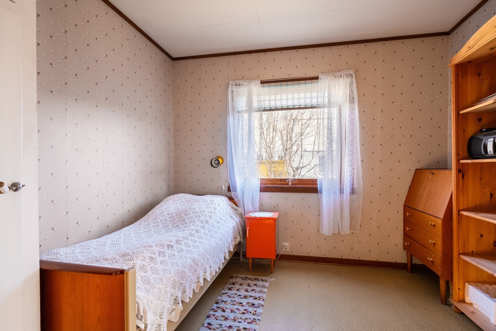 Hovedetasjen har to soverom, og man går gjennom soverom 1 for å komme inn til dette, soverom 2. Galleribilde