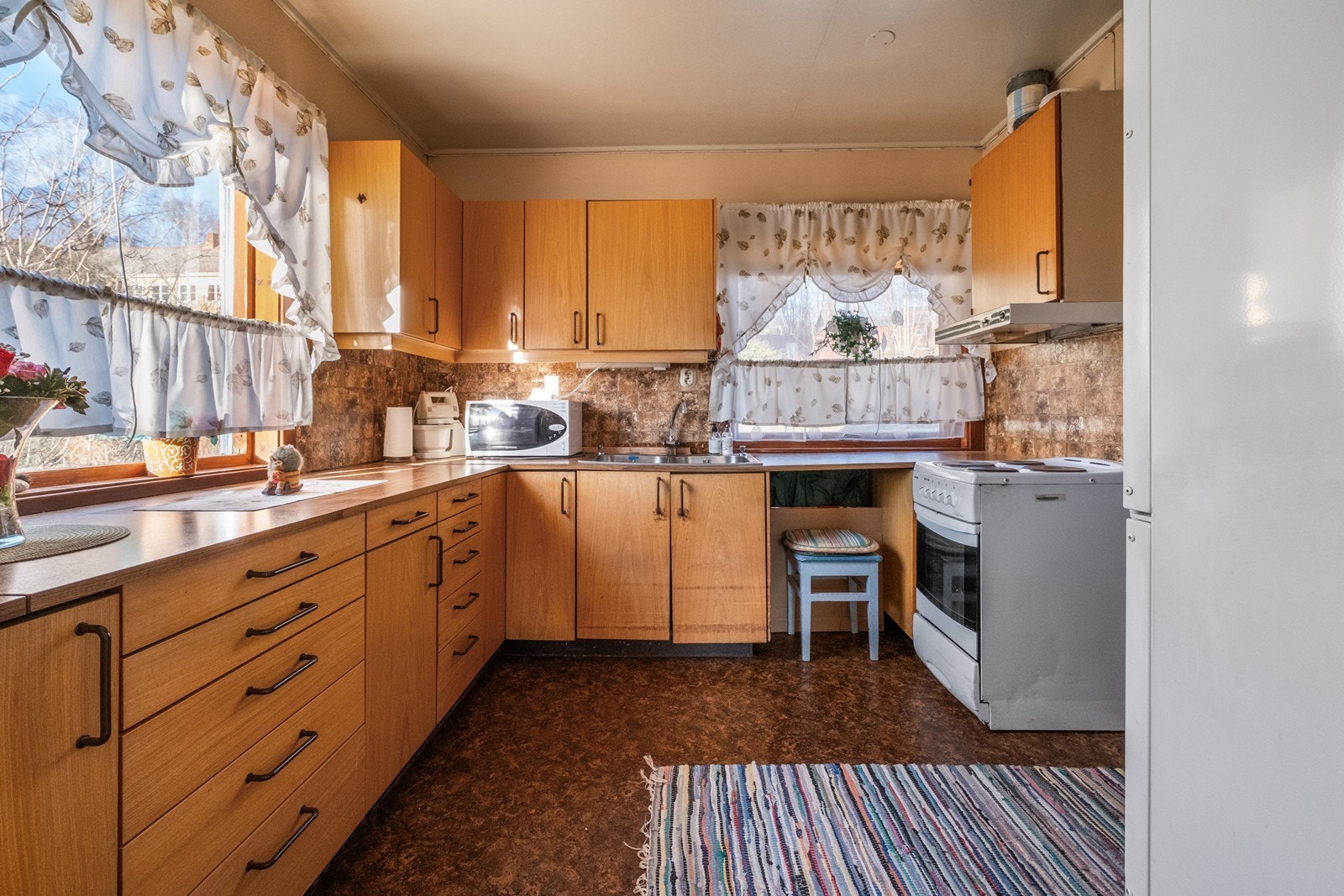 Kjøkkeninnredningen har skap og skuffer med glatte fronter, samt en benkeplate av laminat. Galleribilde