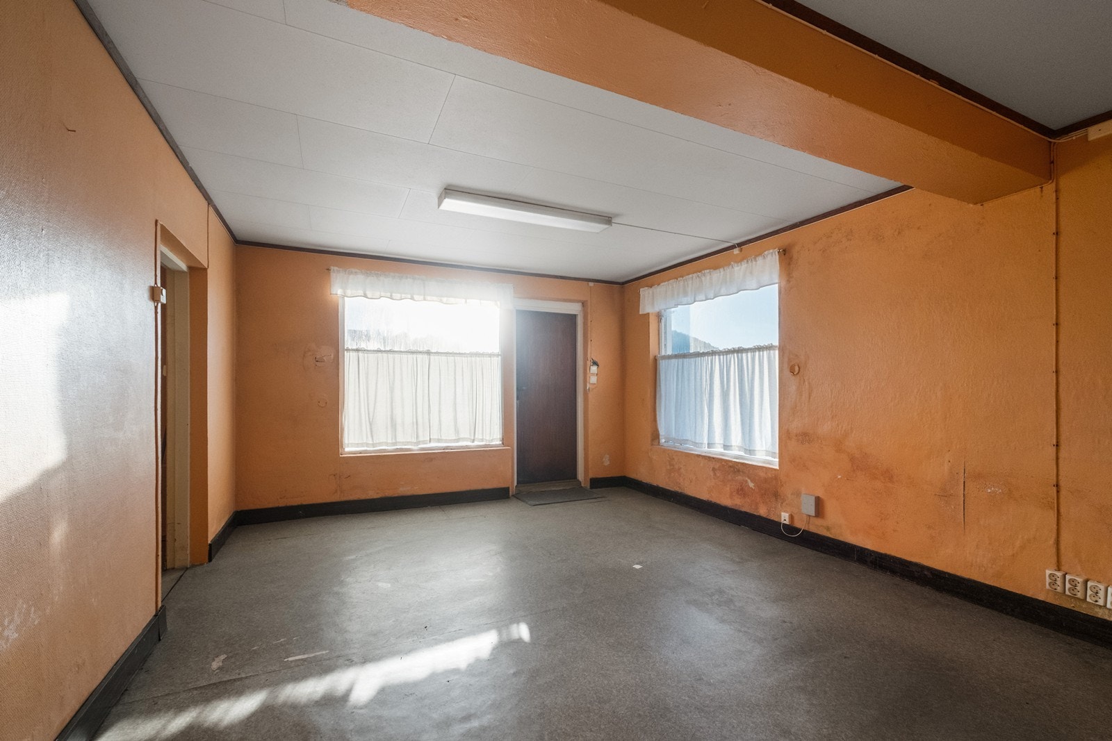 Her har man også dør direkte til hagen og store vinduer på flere vegger, som slipper inn godt med dagslys. Galleribilde