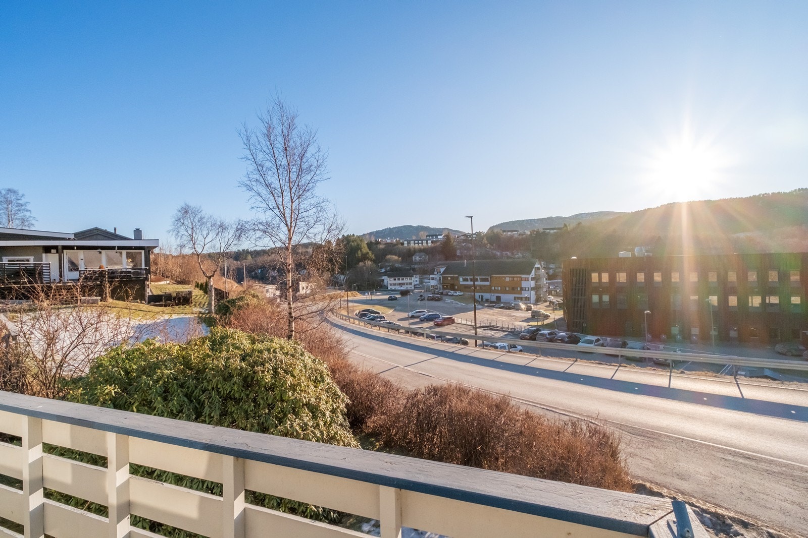 Balkongen er sørvendt, og her kan man nyte sommersolen mesteparten av dagen. Utsikt mot sentrum, med Klimpan og Engviklia i bakgrunnen. Galleribilde