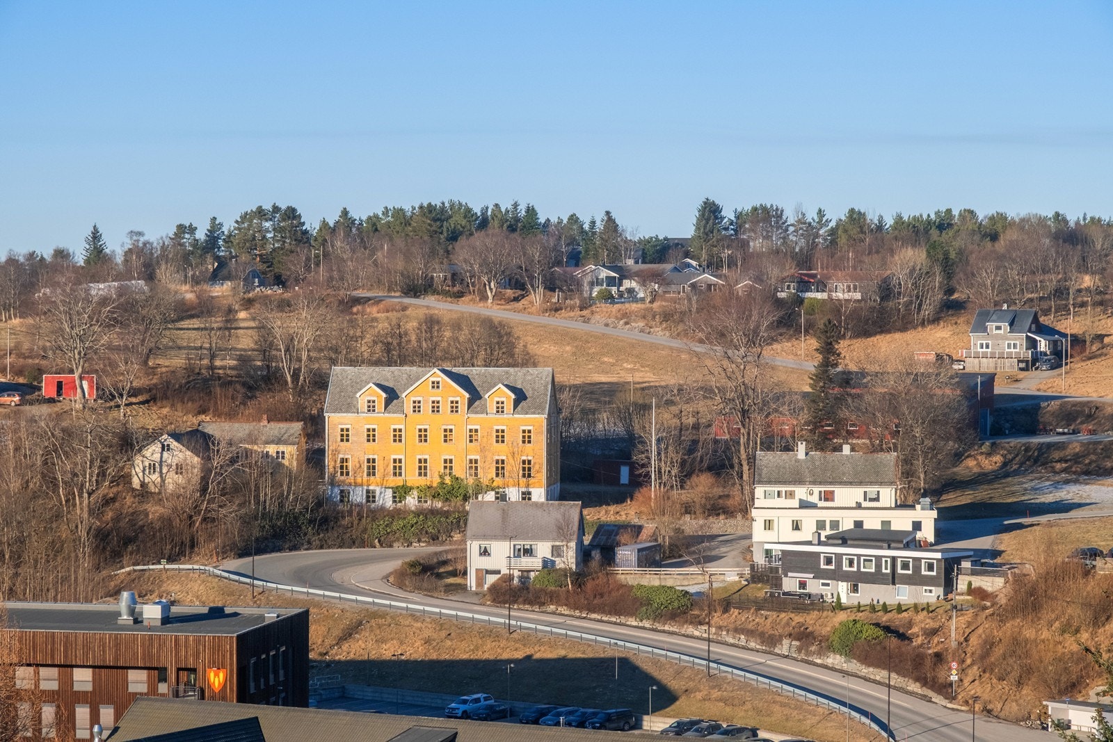 Dronebilde over eiendommen og nærområdet, tatt sørfra. Galleribilde
