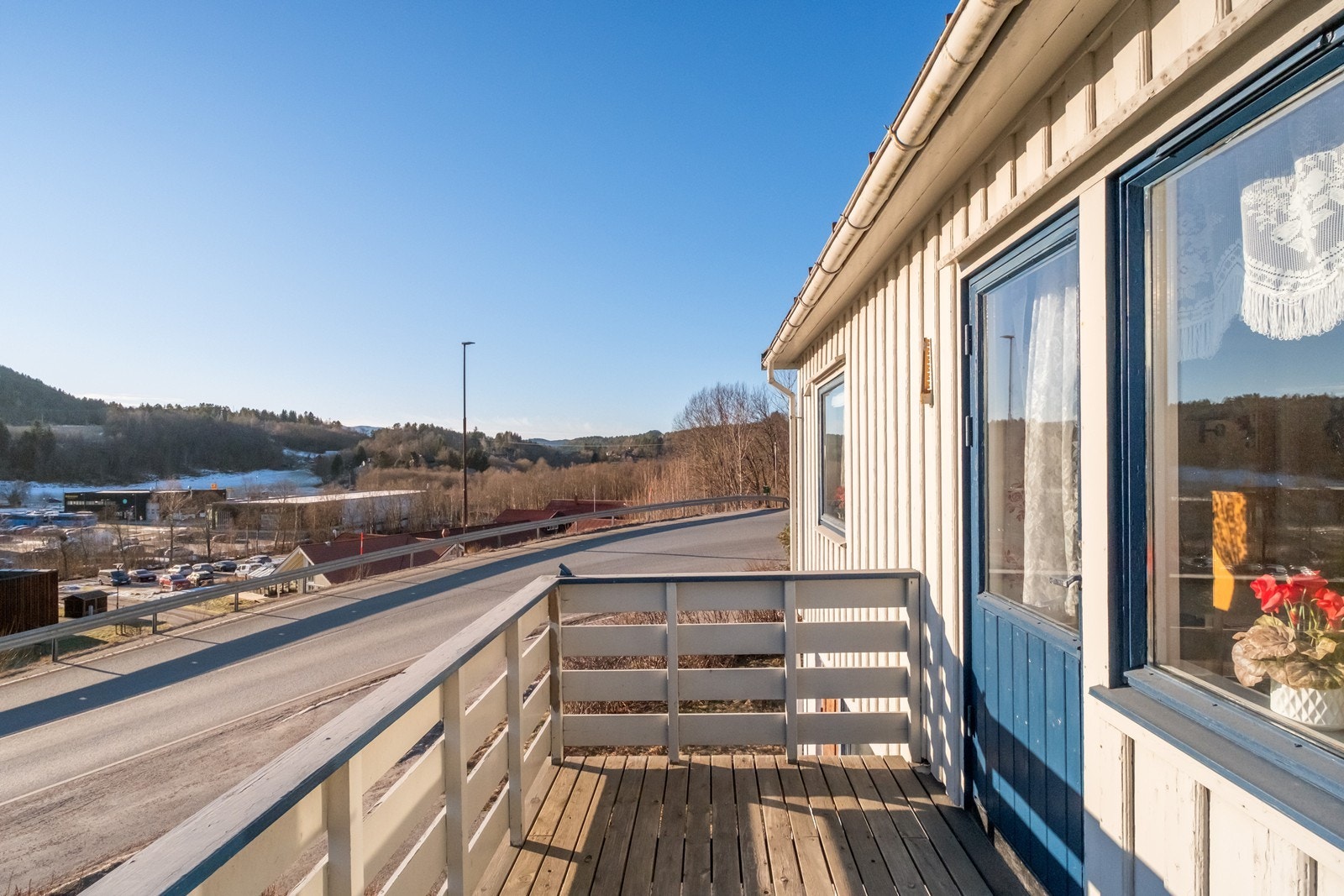 Balkongen har spaltedekke og gir utsikt mot Bruhagen sentrum. Galleribilde