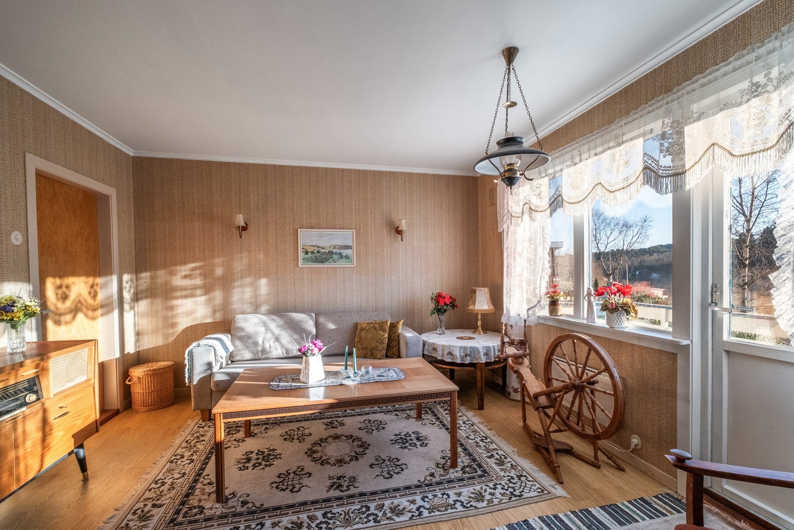 Stuen har utgang til sørvendt balkong, noe som gir enkel tilgang til uteområdet. Galleribilde