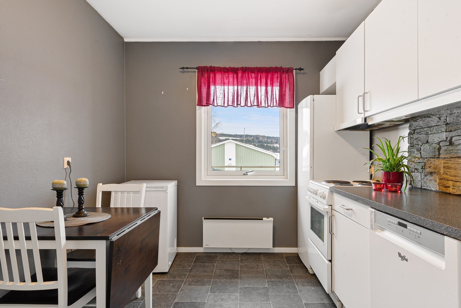 Kjøkkenet har slette malte vegger og vinylbelegg på gulvene. Galleribilde