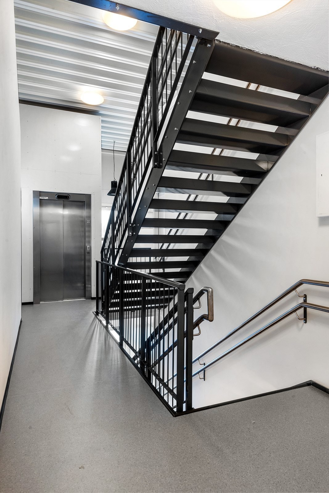 Disse blokkene har installert heiser så adkomsten oppover i etasjene er enkel! Galleribilde