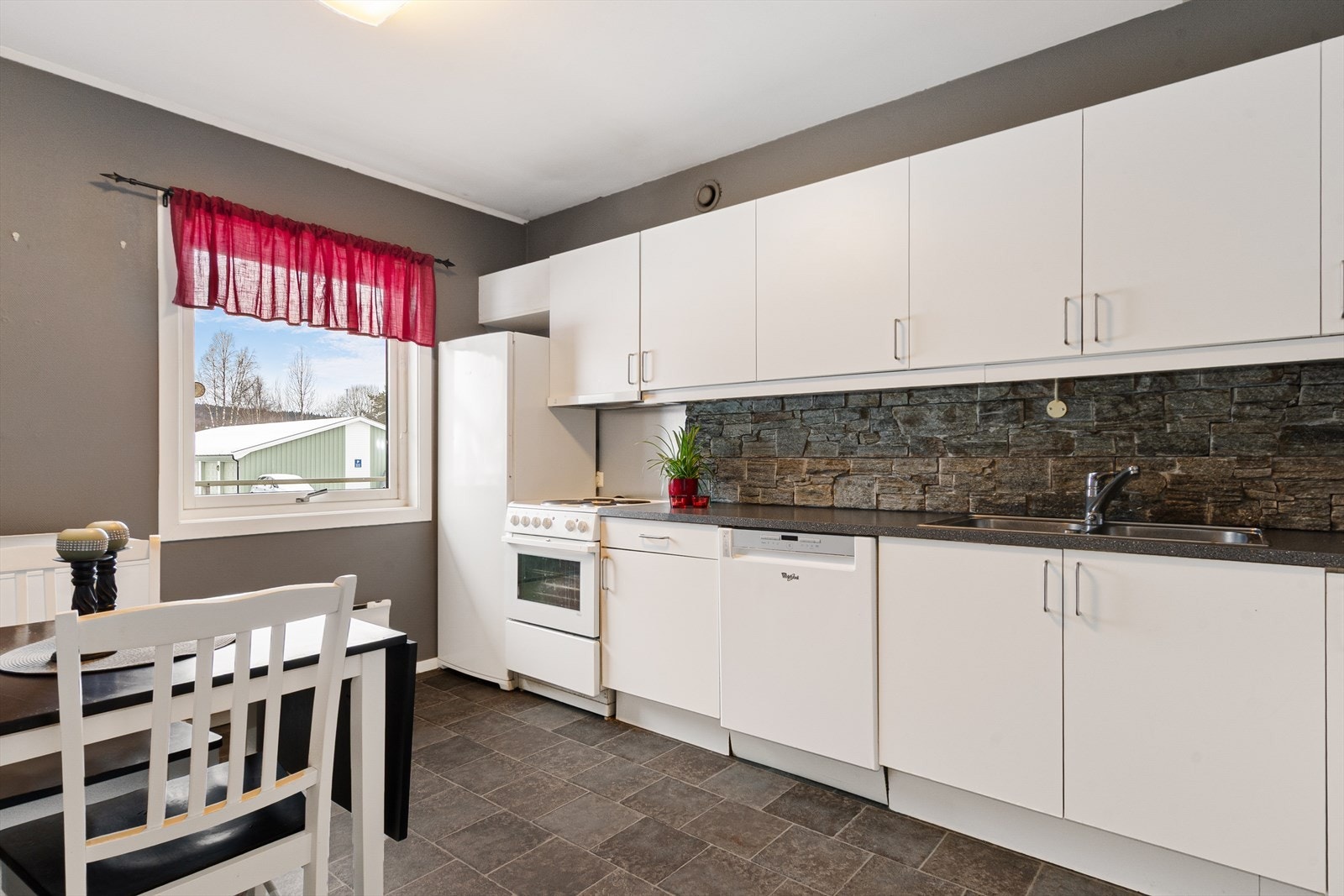 Velkommen til Bokfinkvegen 14 - en koselig 3-roms leilighet med enkel adkomst og fin beliggenhet! Galleribilde