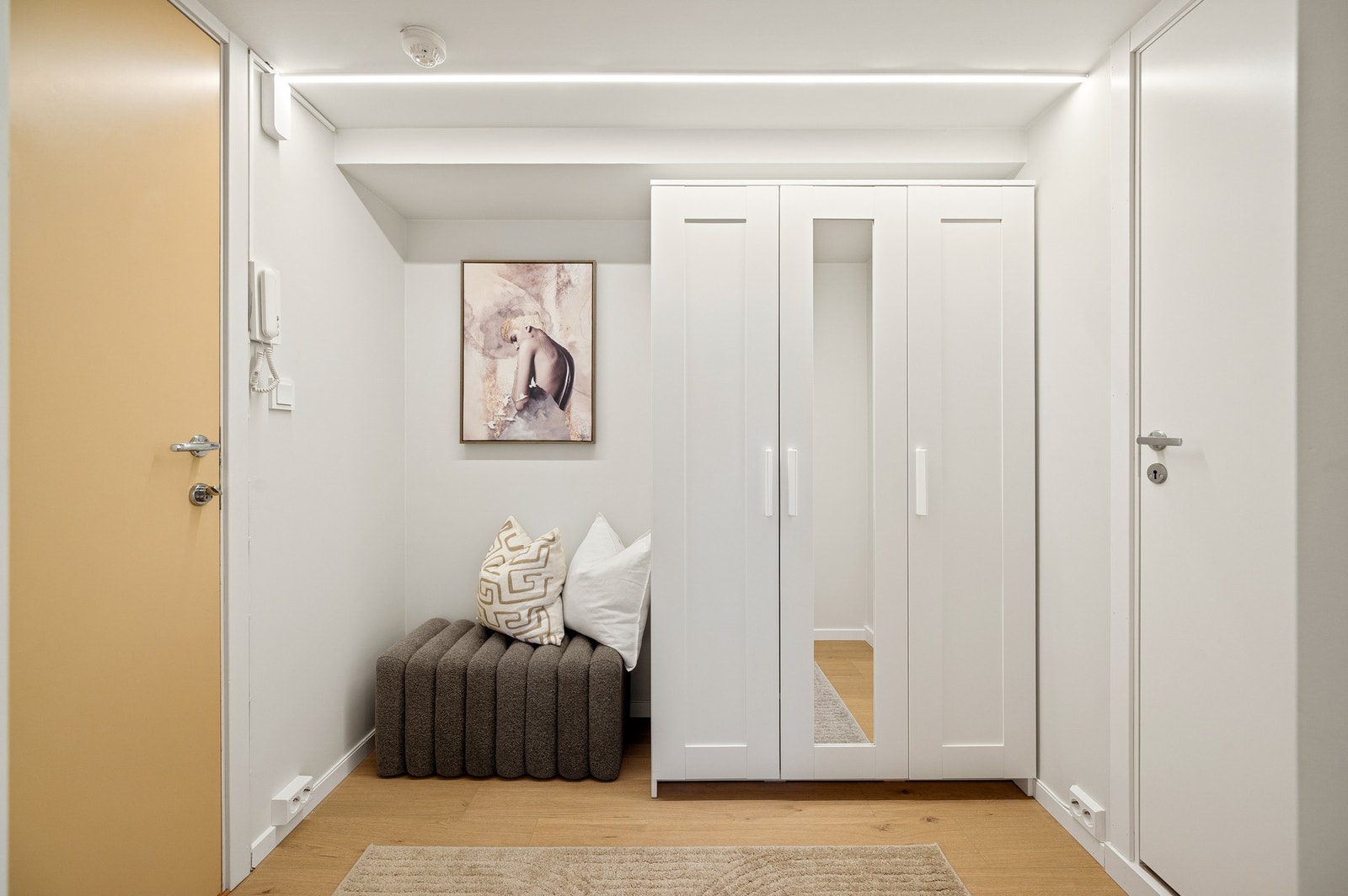 Entré på 4 m² med plass til ønsket garderobeløsning. Galleribilde