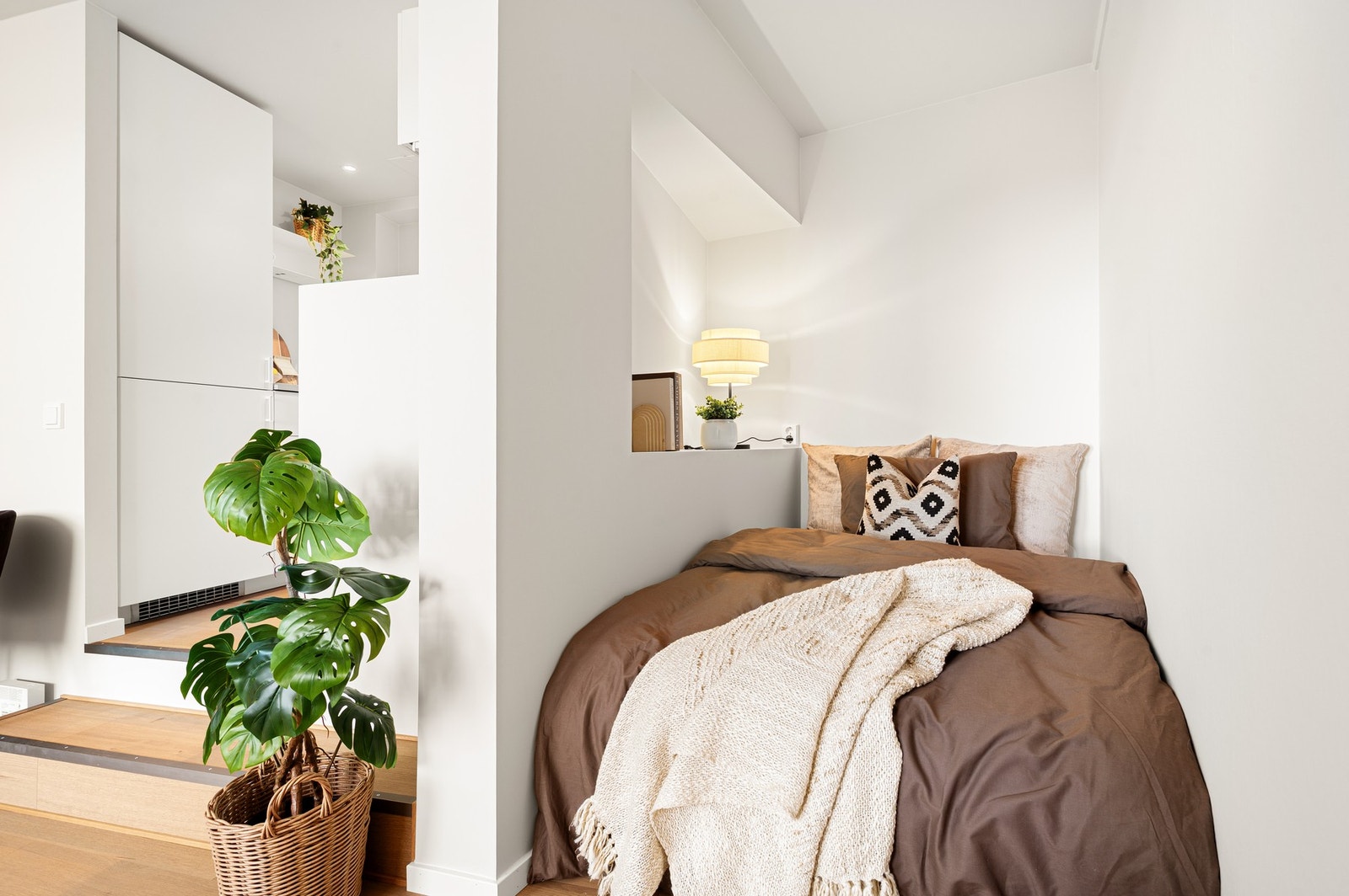 Plassbygd sovealkove dimensjonert for 120x200 cm seng. Galleribilde