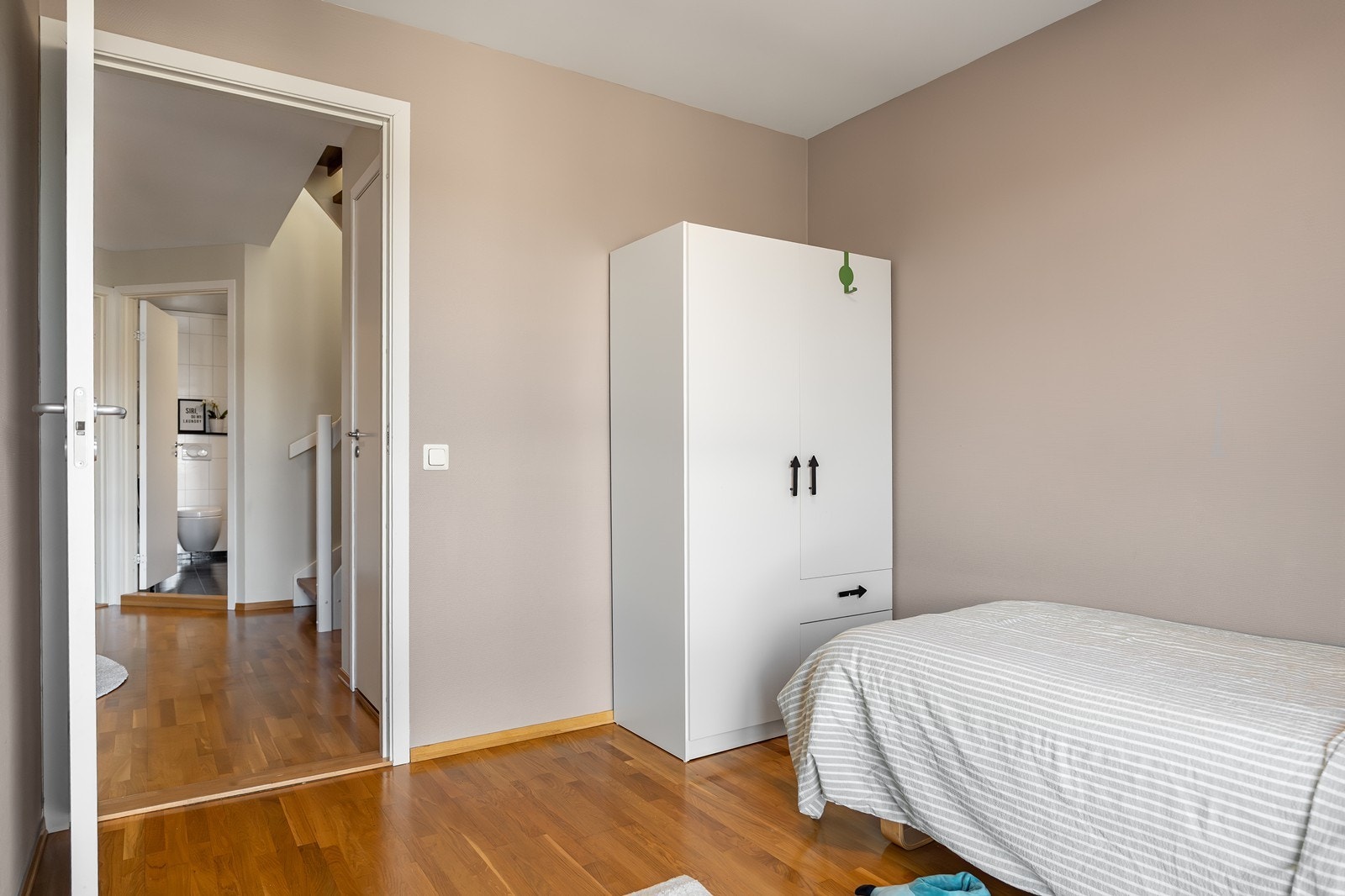 Rommet har god plass til møblering og er blant annet utstyrt med et praktisk garderobeskap. Galleribilde