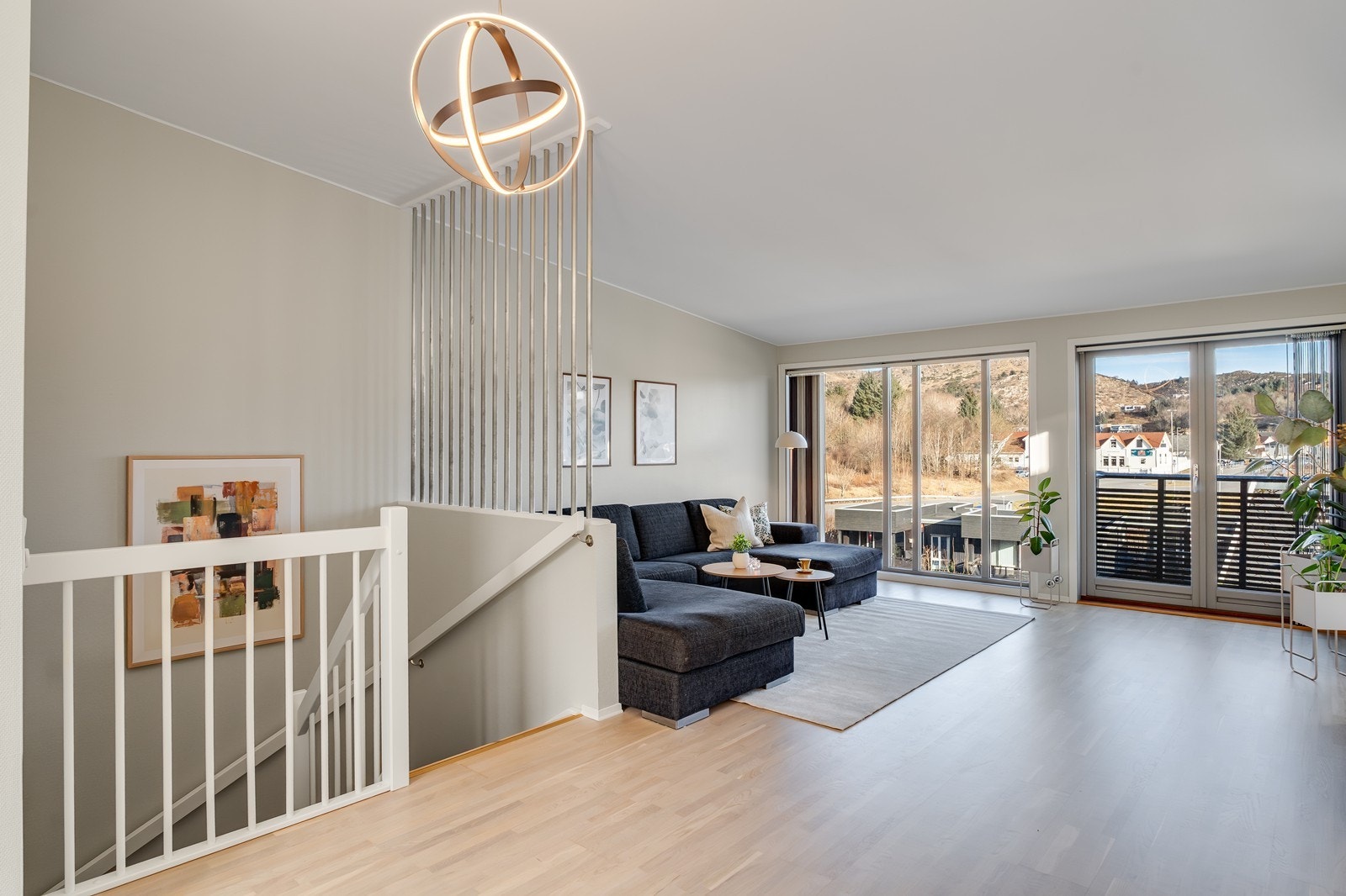 Stuen har et flott utsyn mot naturskjønne omgivelser og store vindusflater som slipper inn rikelig med naturlig dagslys. Galleribilde