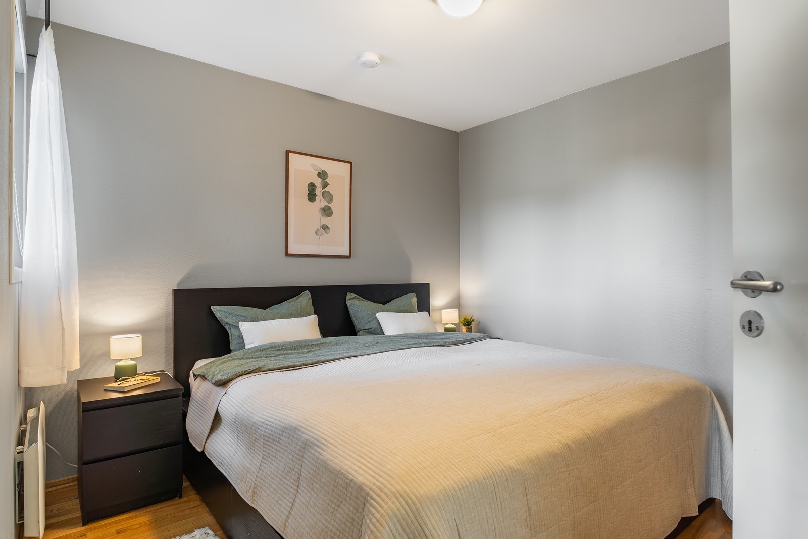 Soverom av god størrelse malt i behagelige fargetoner. Galleribilde