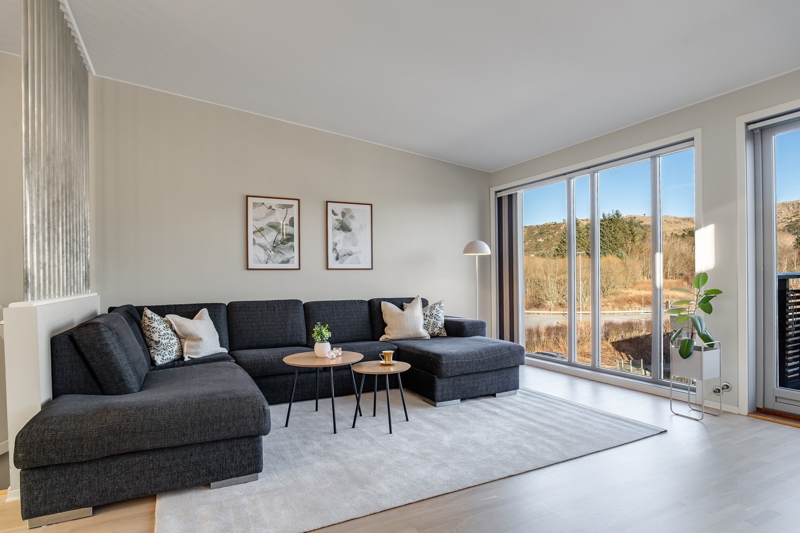 Stuen er av god størrelse med gode møbleringsmuligheter, og sofakroken er plassert ved vinduet hvor du både kan se på TV og nyte naturen gjennom de store vinduene. Galleribilde