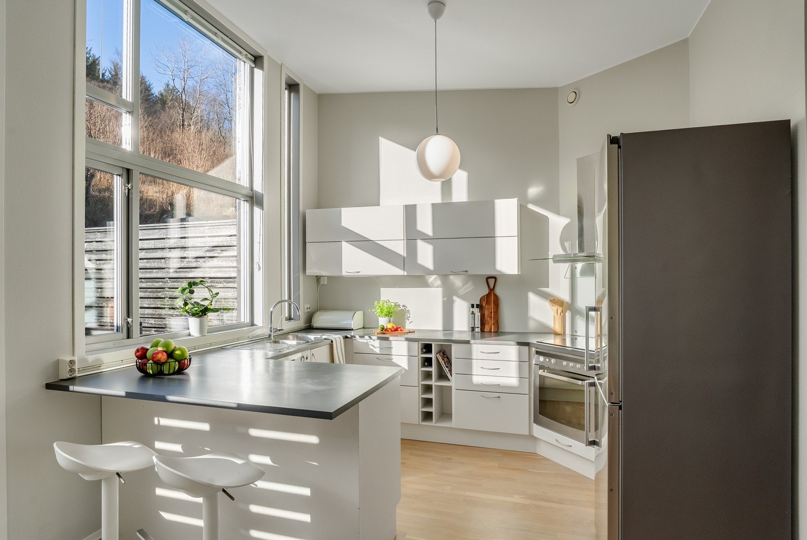 Store vindusflater byr på rikelig med dagslys og gir et vakkert lysspill i rommet. Galleribilde