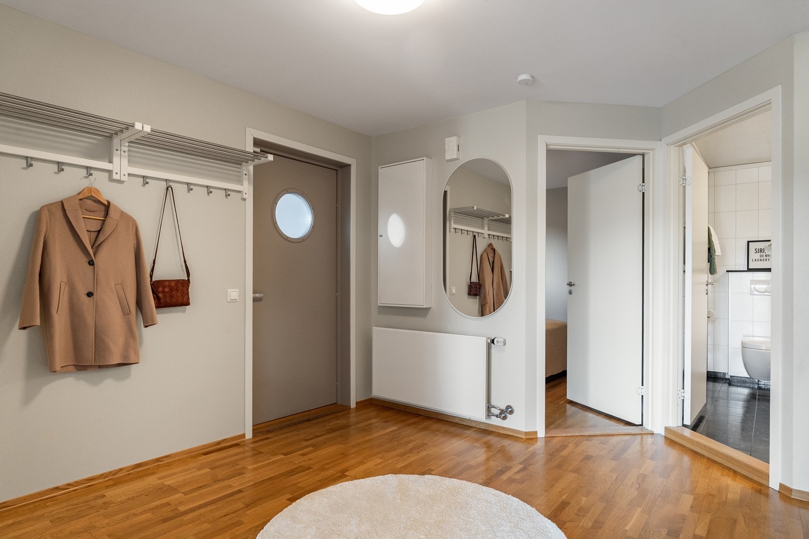 Entréen byr på en praktisk og ryddig garderobeløsning med åpent oppheng for yttertøy. Galleribilde