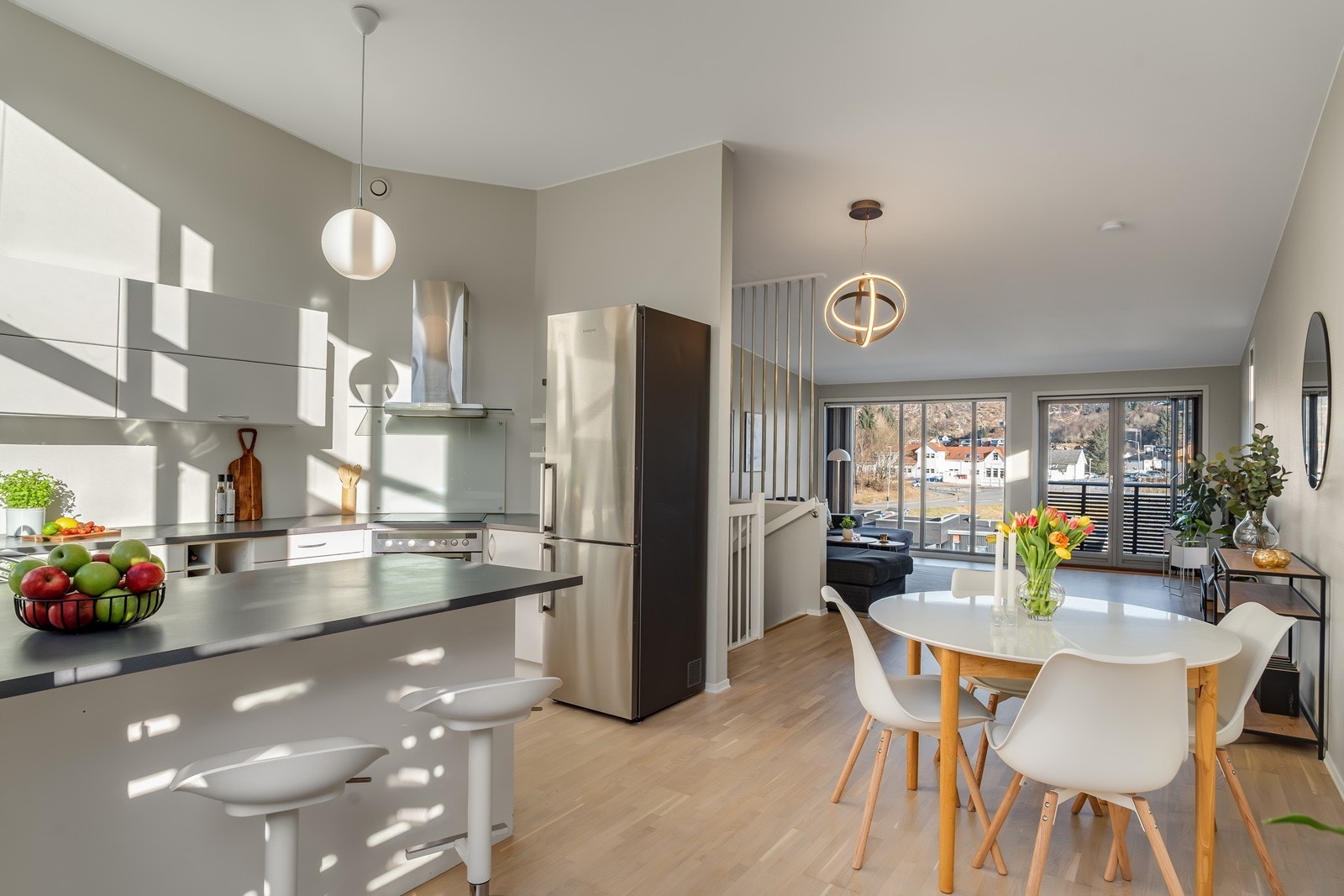 Lyst kjøkken i åpen løsning mot stuen, som gir en åpen, romslig og sosial planløsning. Galleribilde