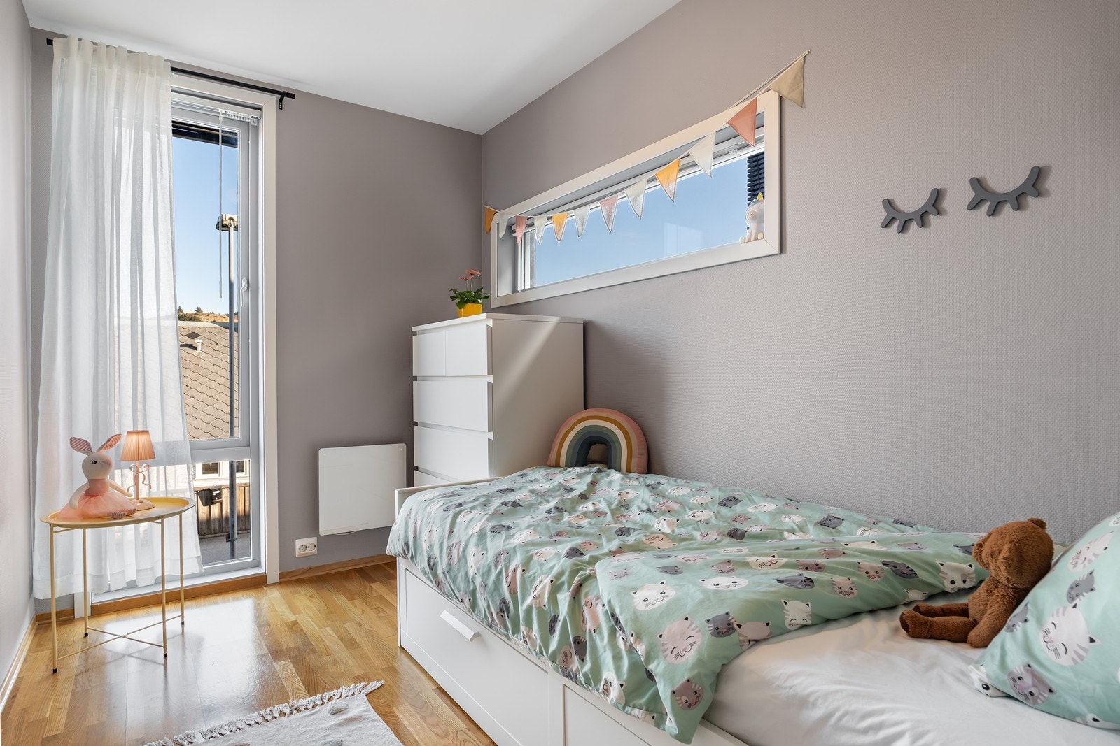 Soverom 3, byr også på et stort gulv-til-tak-vindu som gir rikelig med lys og en god romfølelse. Galleribilde