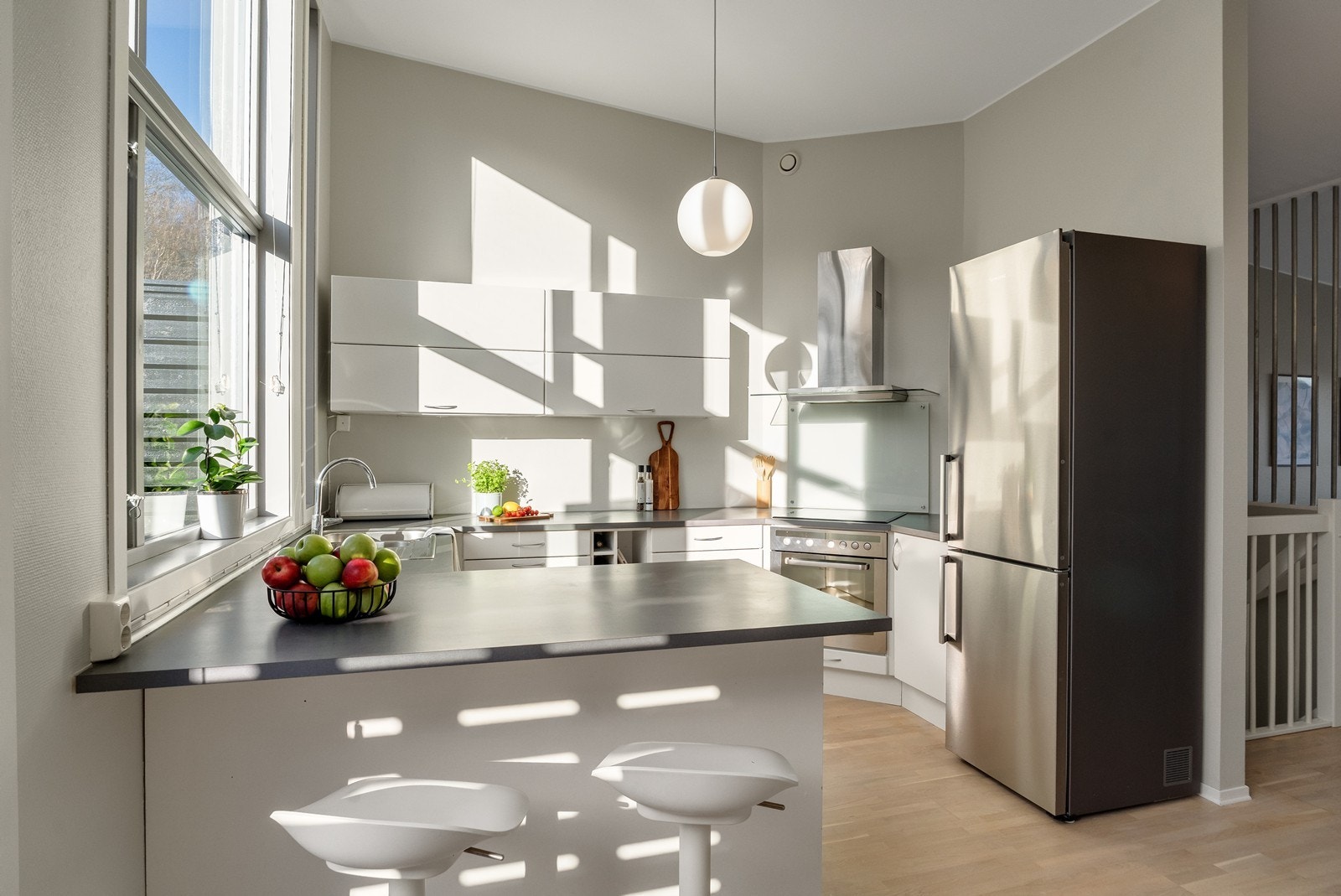 Praktisk og godt utnyttet kjøkken med god benkeplass. Den halvsirkelformede utformingen gir en naturlig avgrensning og et helhetlig uttrykk. Galleribilde