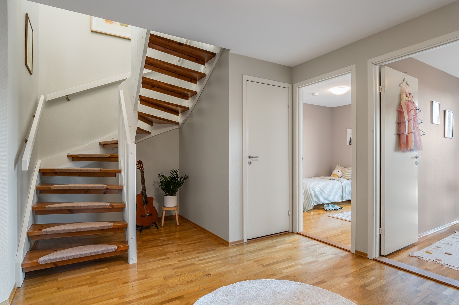 Lys og luftig gang med trapp opp til andre etasje. Galleribilde