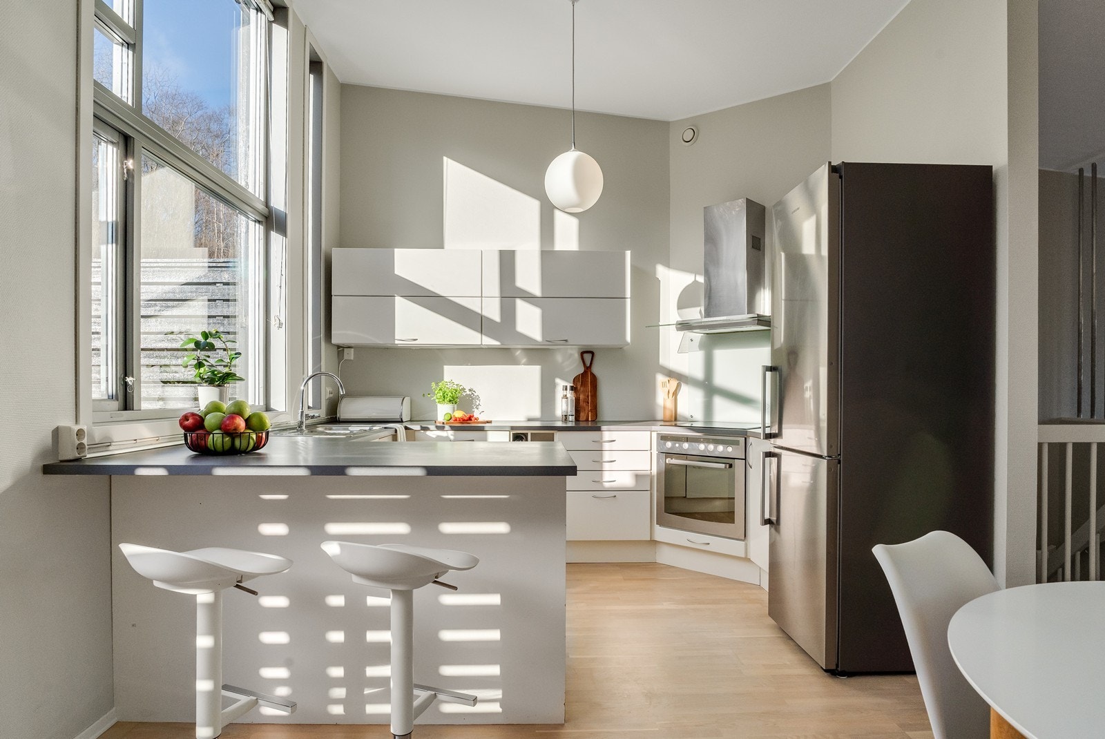 Kjøkkenhalvøyen byr på uformell spiseplass og skaper en naturlig overgang mellom kjøkken, spisestue og stue. Galleribilde