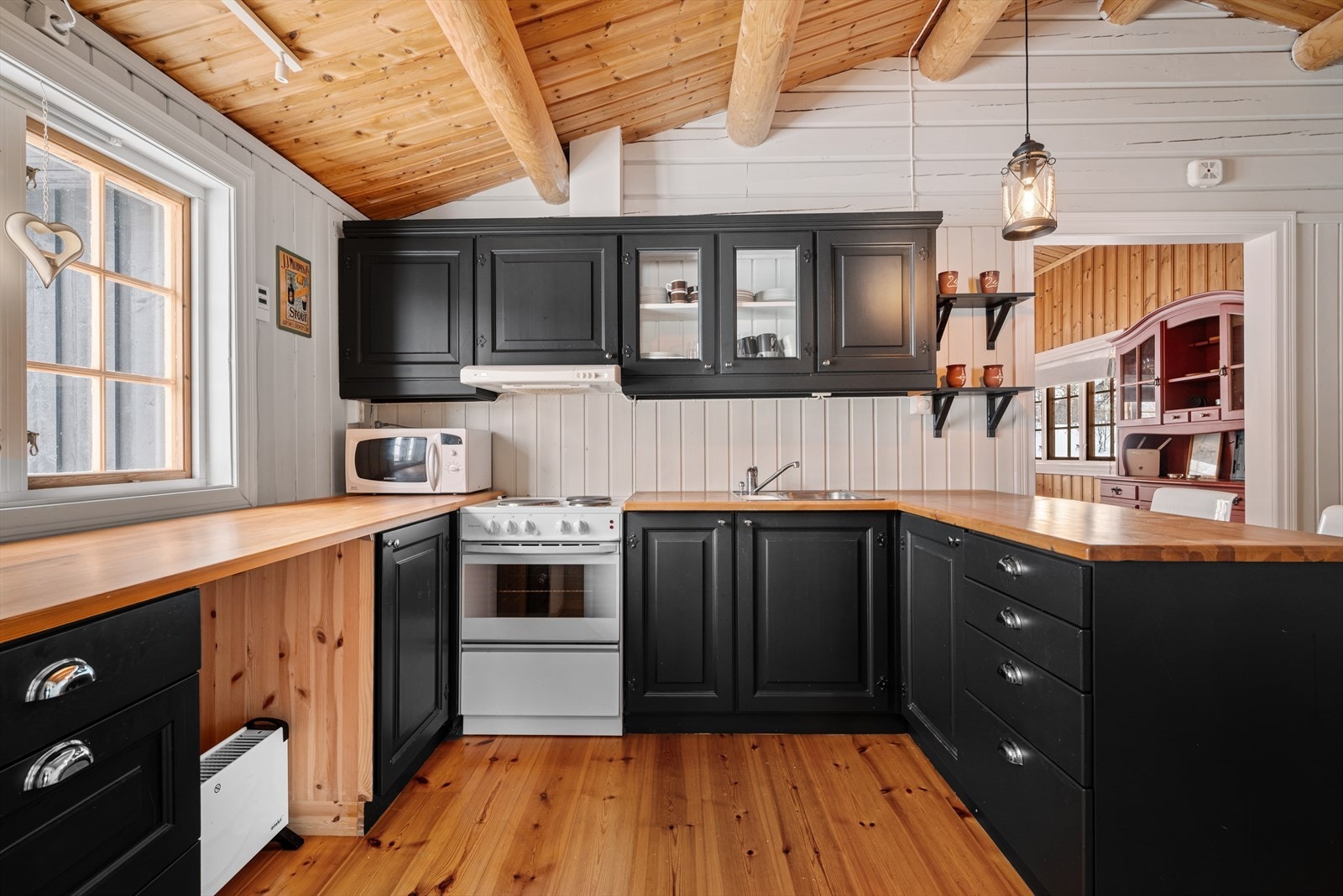 Alt av hvitevarer på kjøkkenet medfølger samt "kopper og kar". Galleribilde