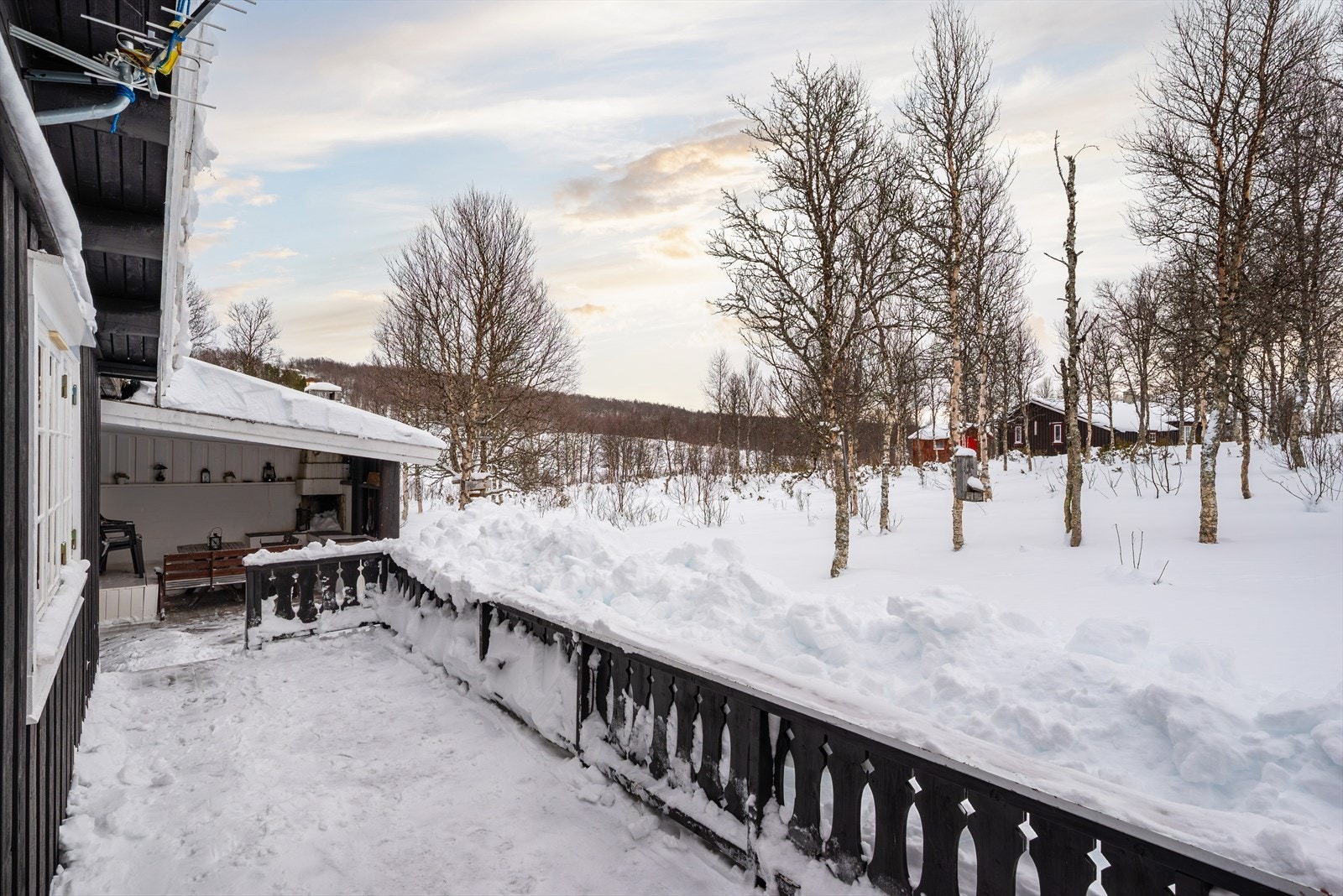 Hytta har en stor terrasse hvor en del er har overbygg. Galleribilde