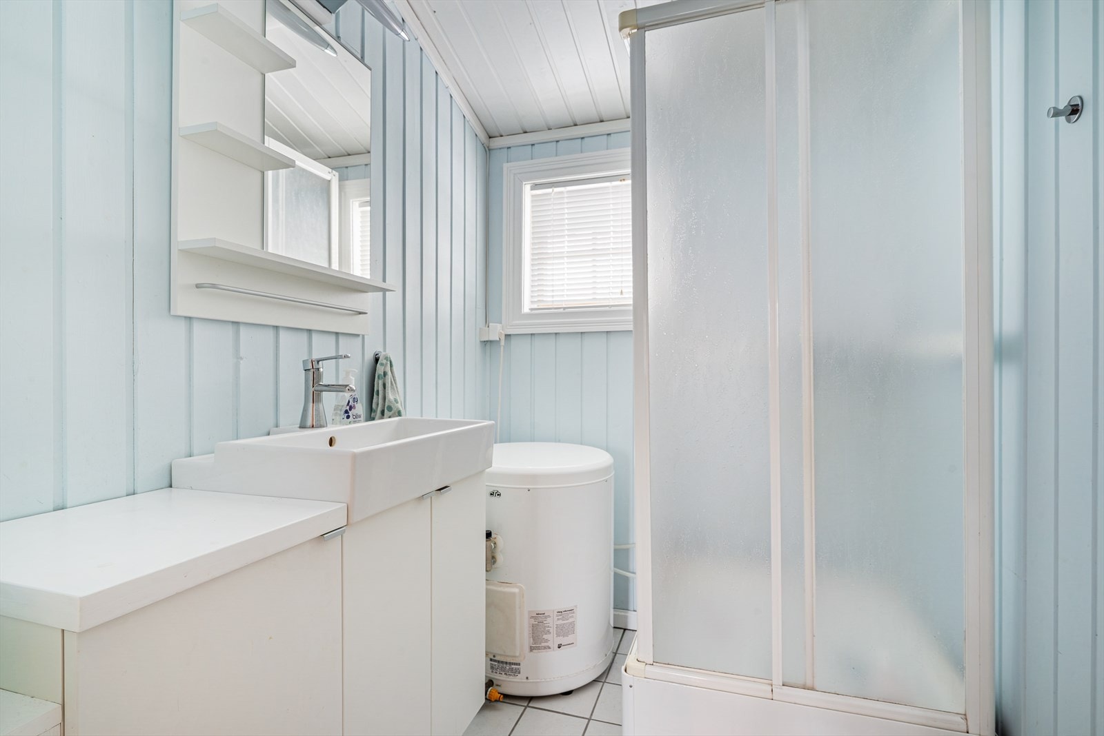 Bad med dusjkabinett, servant og vvb. Galleribilde