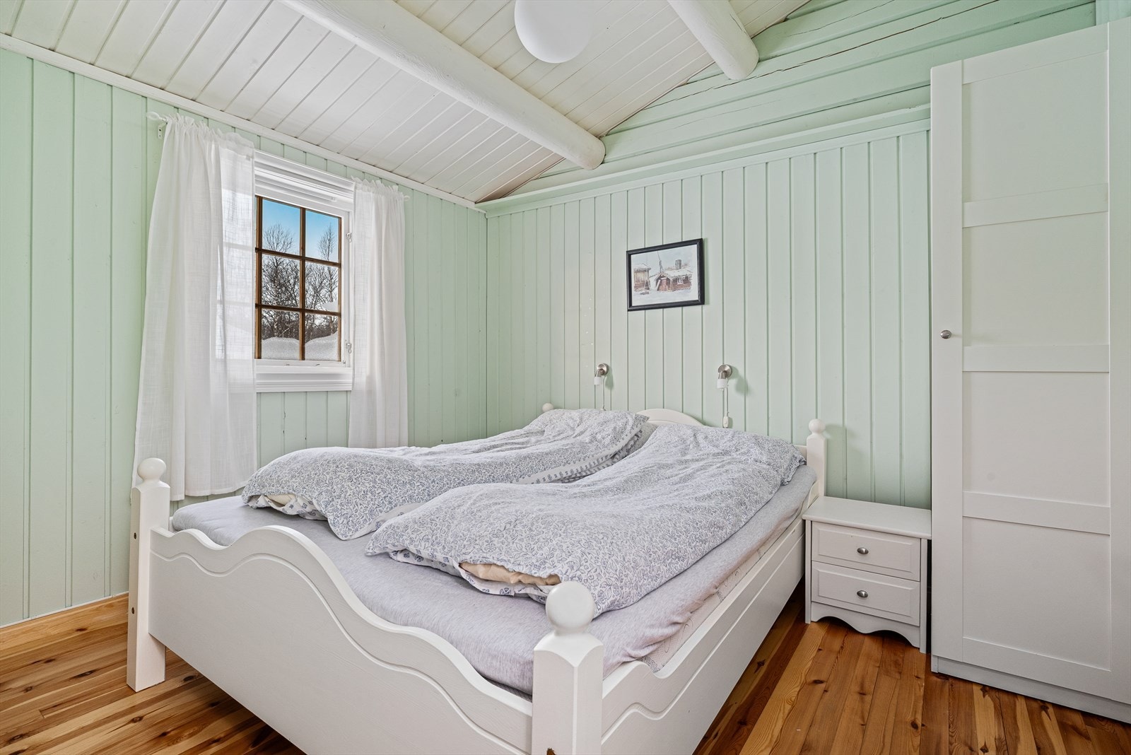 Hytta har 4 soverom med tilsammen 11 sengeplasser. Her vises soverom 1. Galleribilde