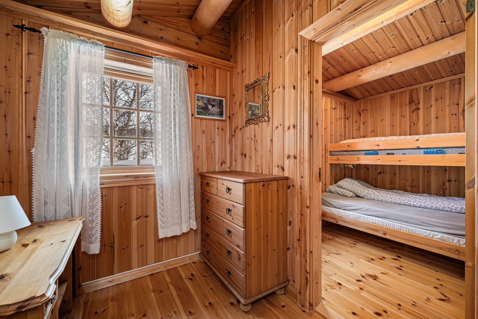 Gang og soverom 4 i tilbygget fra 2002. Galleribilde