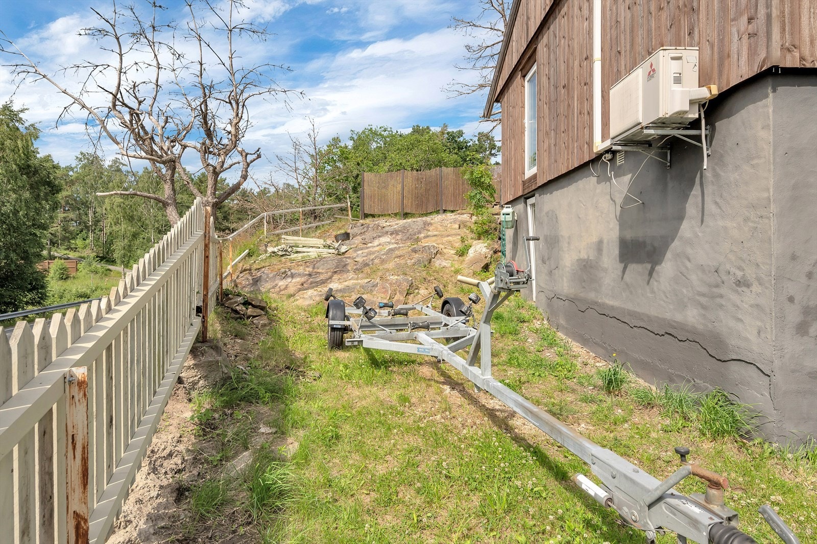 På venstre side av boligen. Galleribilde