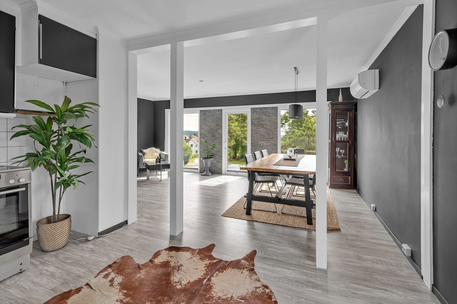 Stuen ligger i tilknytning til kjøkkenet. Galleribilde